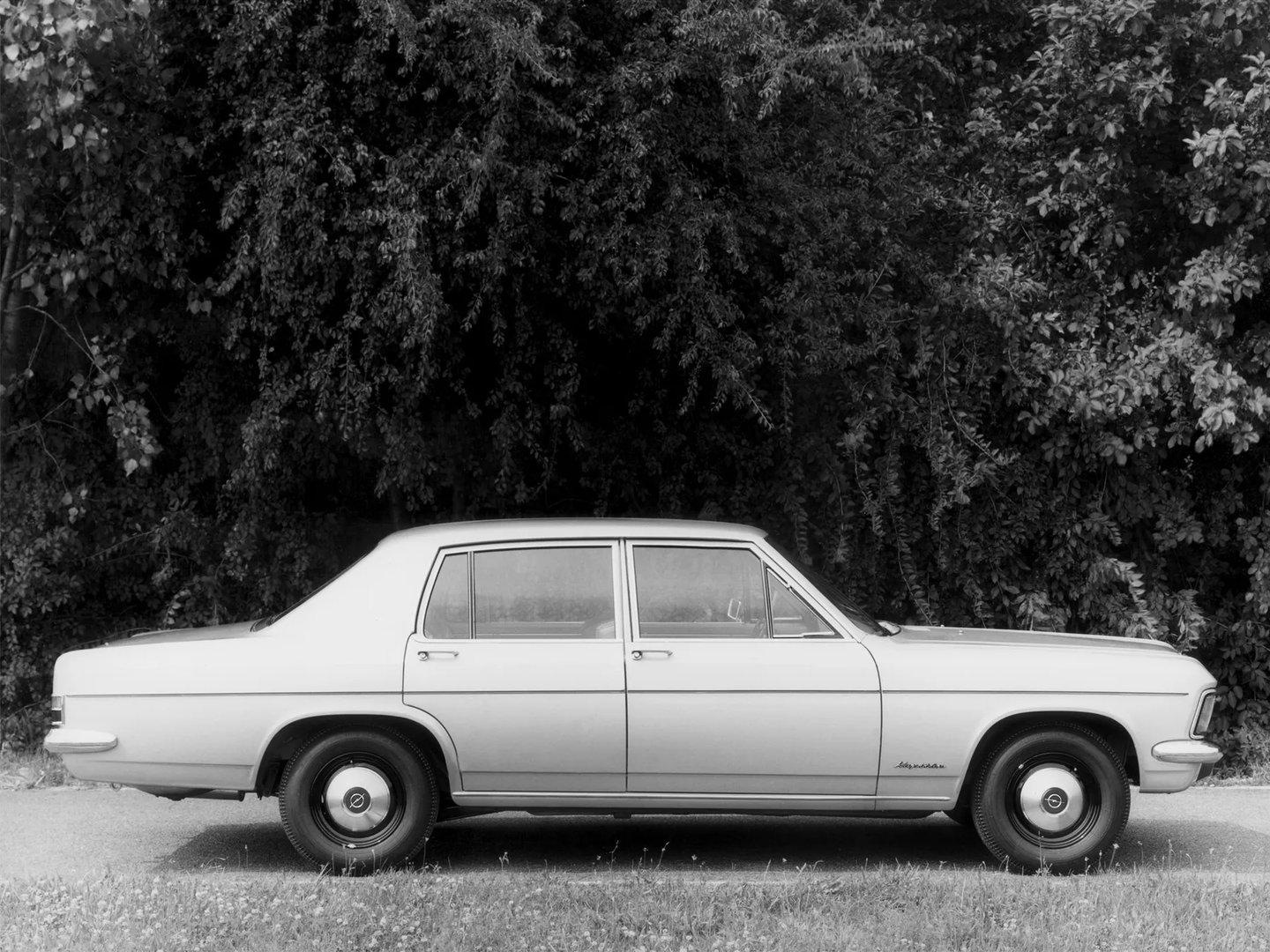 Opel_Kapitan_6_generation__Sedan__3.jpg