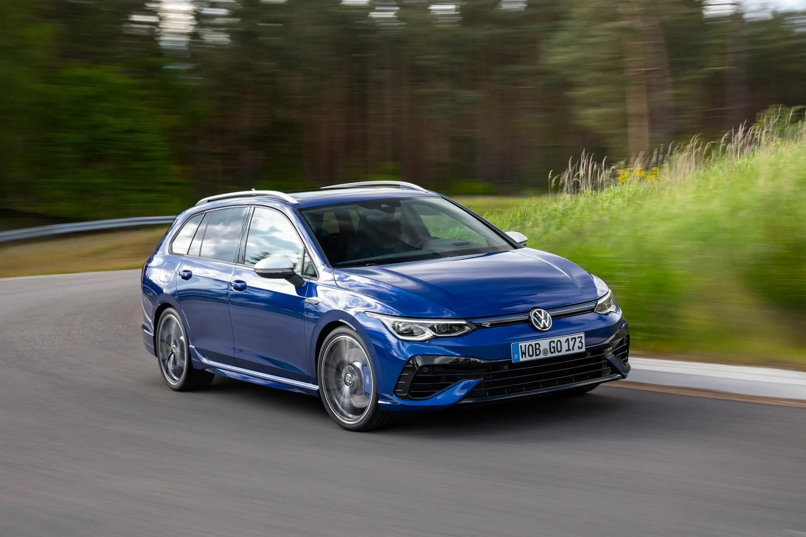 Volkswagen_Golf_R_8_generation__Estate_5-door__1.jpg
