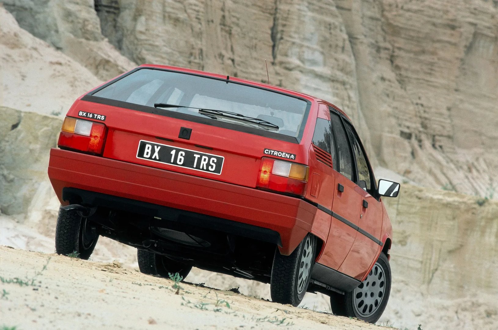 Citroen_BX_1_generation__Hatchback_5-door__8.jpg