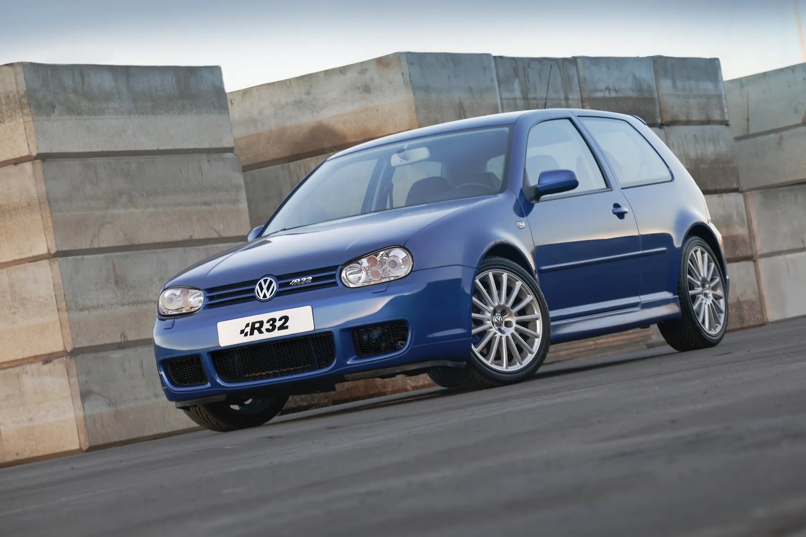 Volkswagen_Golf_R32_4_generation__Hatchback_3-door__7.jpg