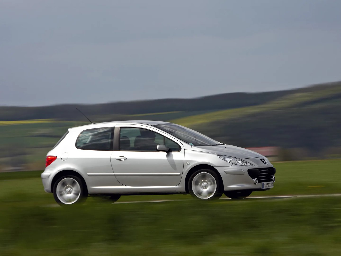 Peugeot_307_1_generation_restyling__Hatchback_3-door__3.jpg