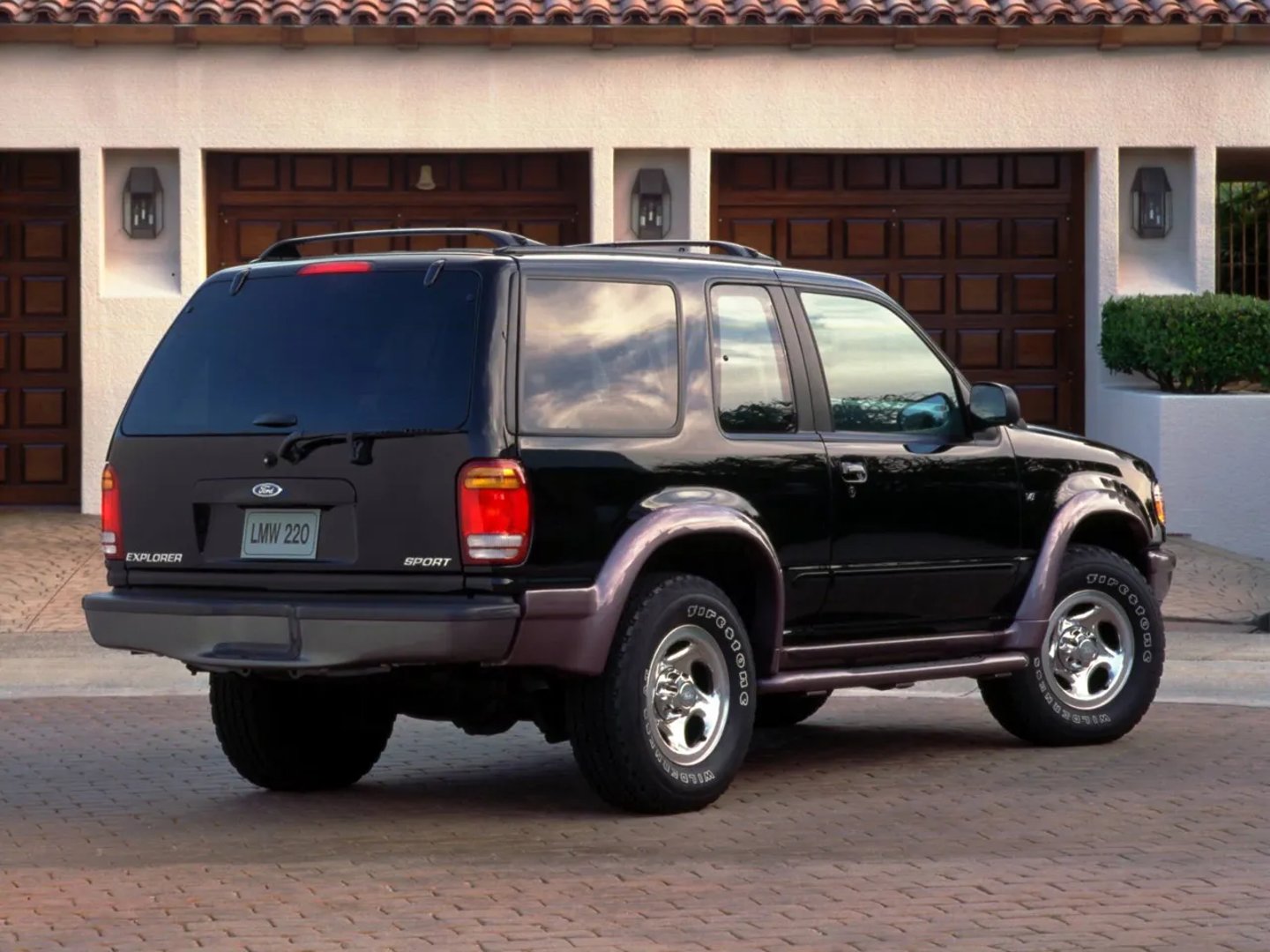 Ford_Explorer_2_generation__SUV_3-doors__1.jpg