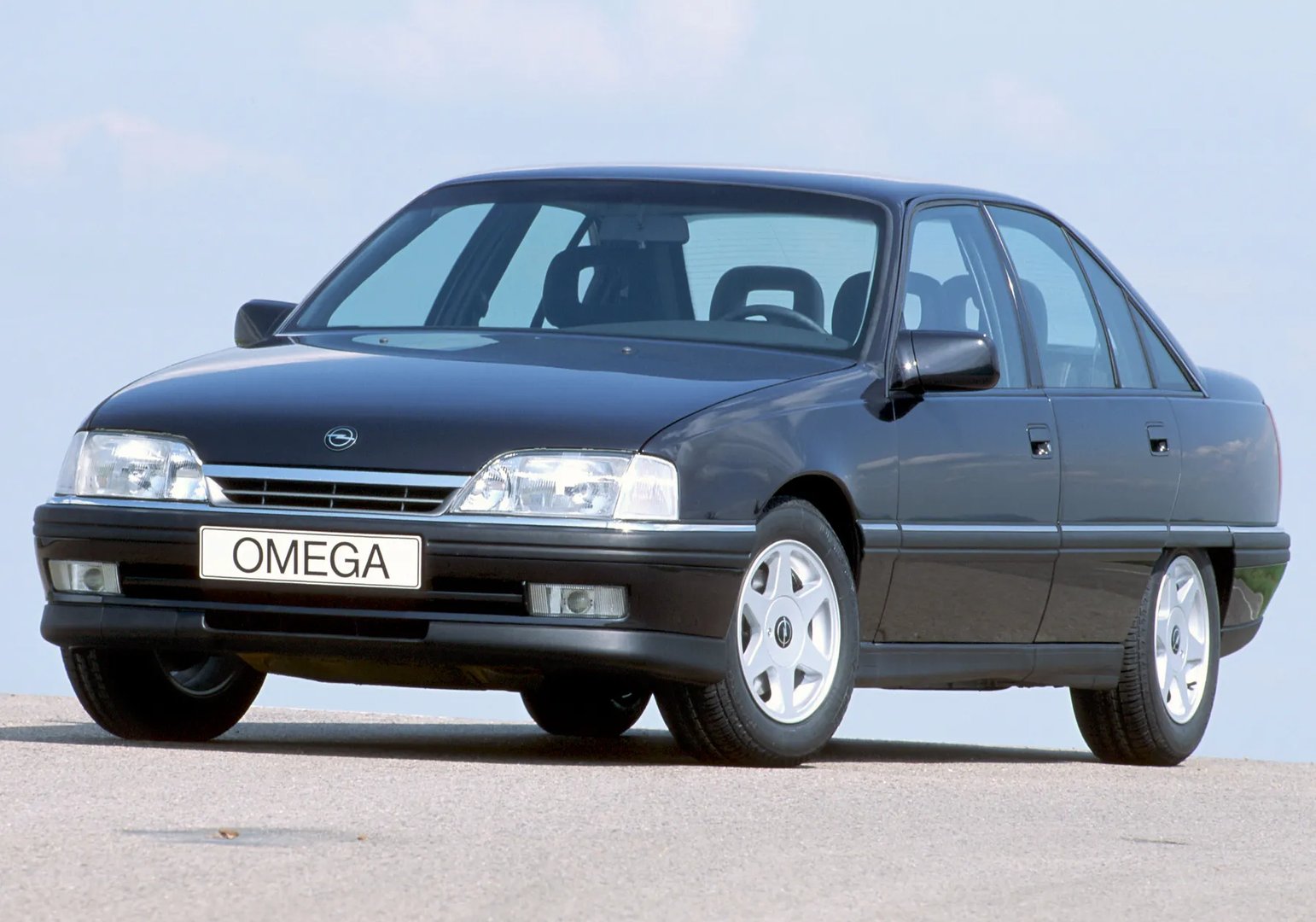 Opel_Omega_1_generation__Sedan__11.jpg