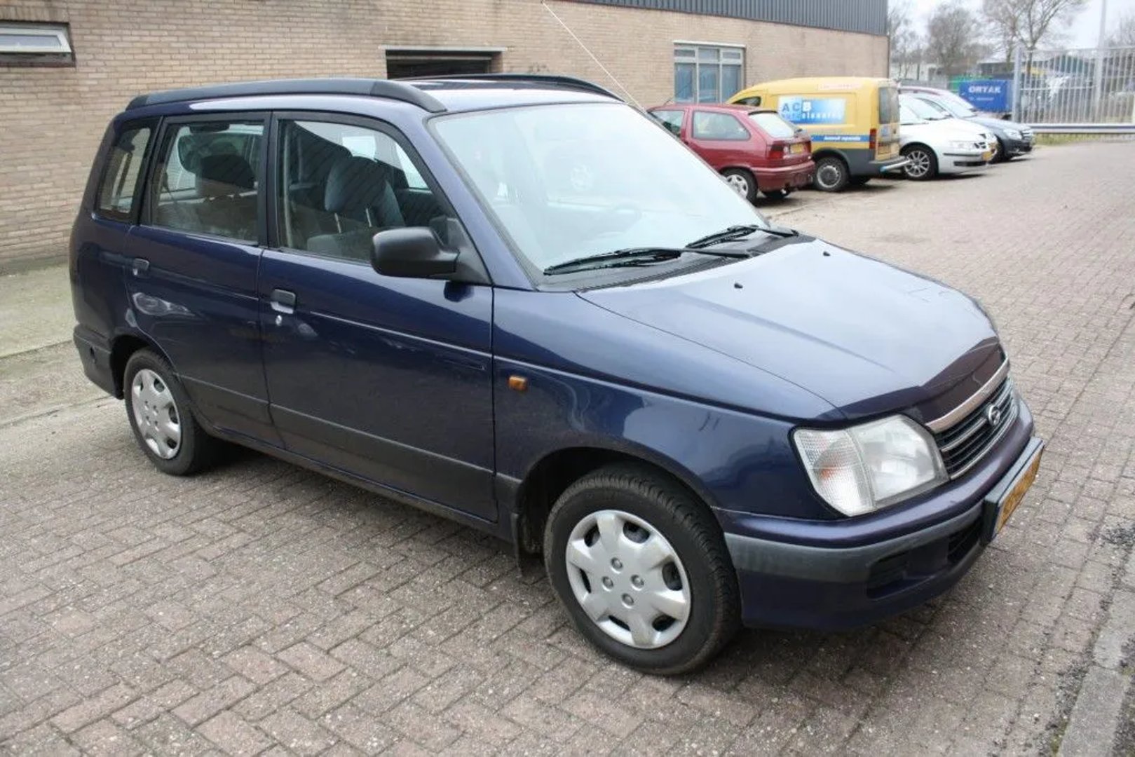 Daihatsu_Gran_Move_1_generation__Compact_Van__2.jpg