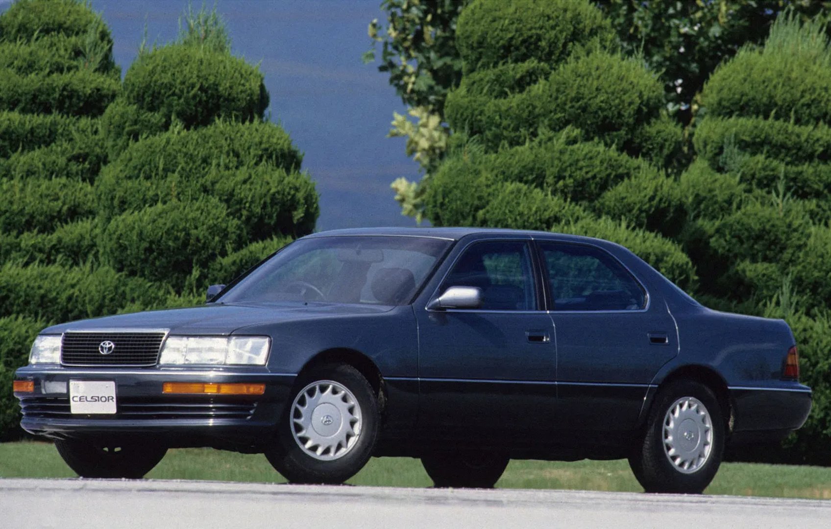 Toyota_Celsior_1_generation__Sedan__1.jpg