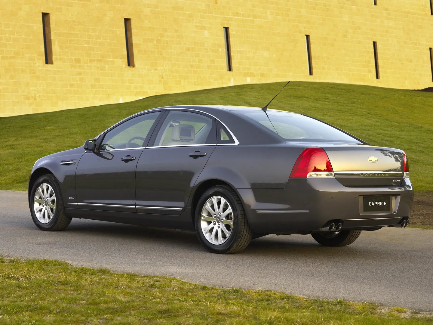 Chevrolet_Caprice_6_generation__Sedan__1.jpg