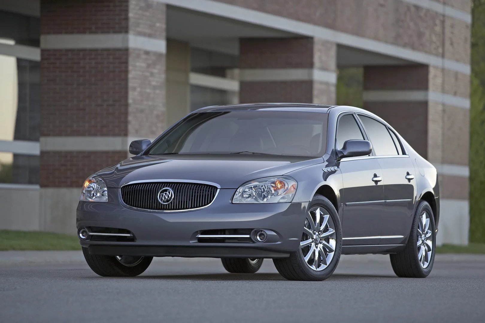 Buick_Lucerne_1_generation__Sedan__3.jpg