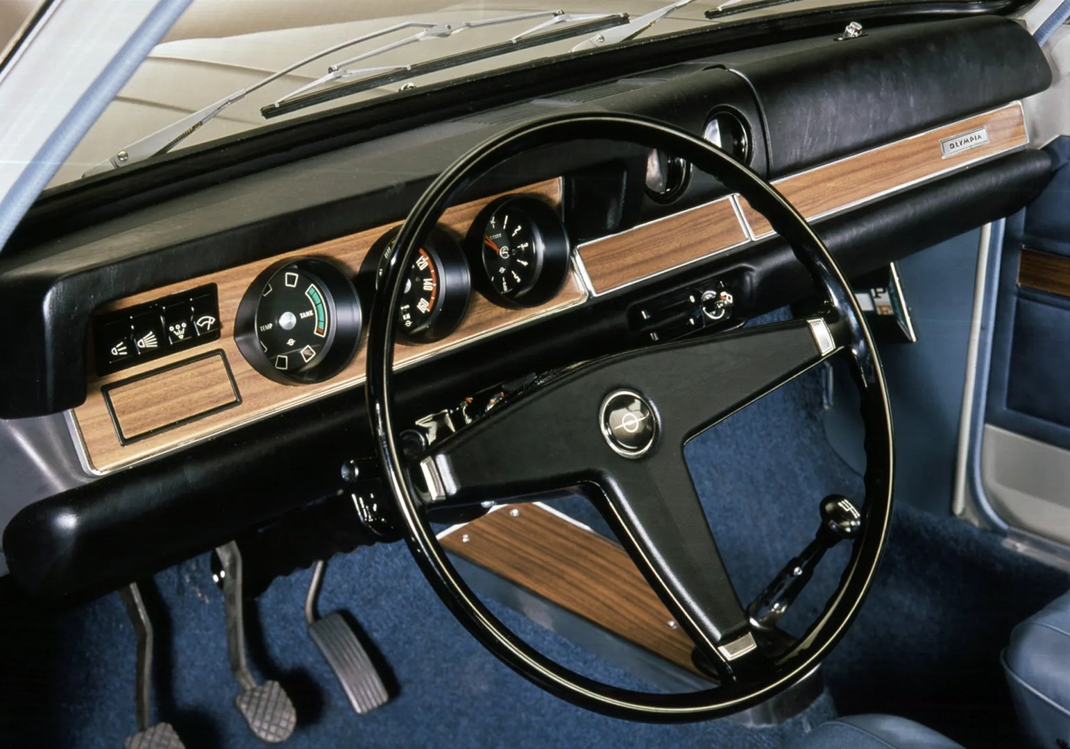 Opel_Olympia_6_generation__Sedan__2.jpg