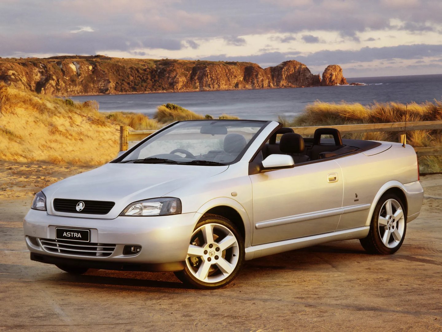 Holden_Astra_4_generation__Cabrio__2.jpg