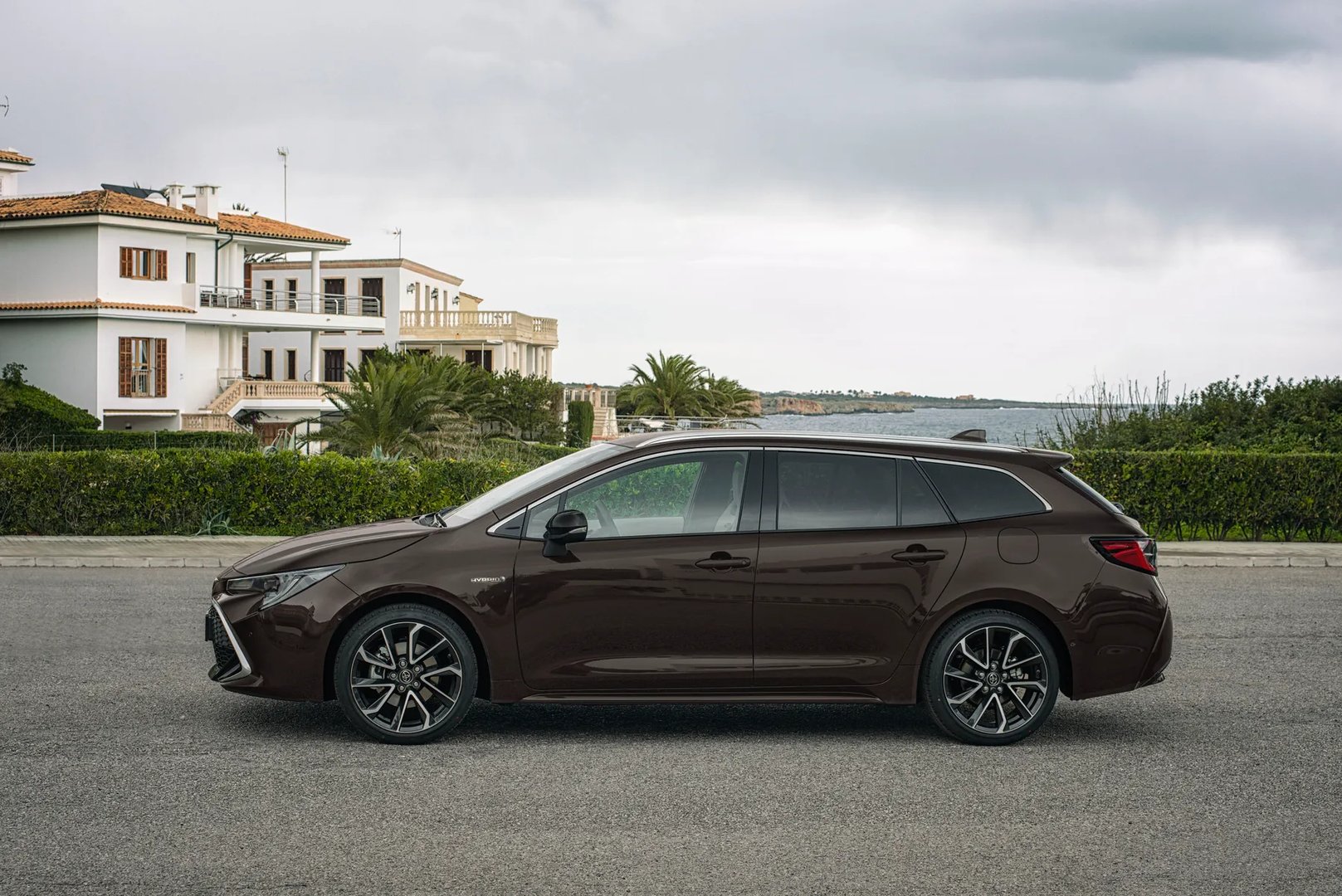 Toyota_Corolla_12_generation__Estate_5-door__8.jpg
