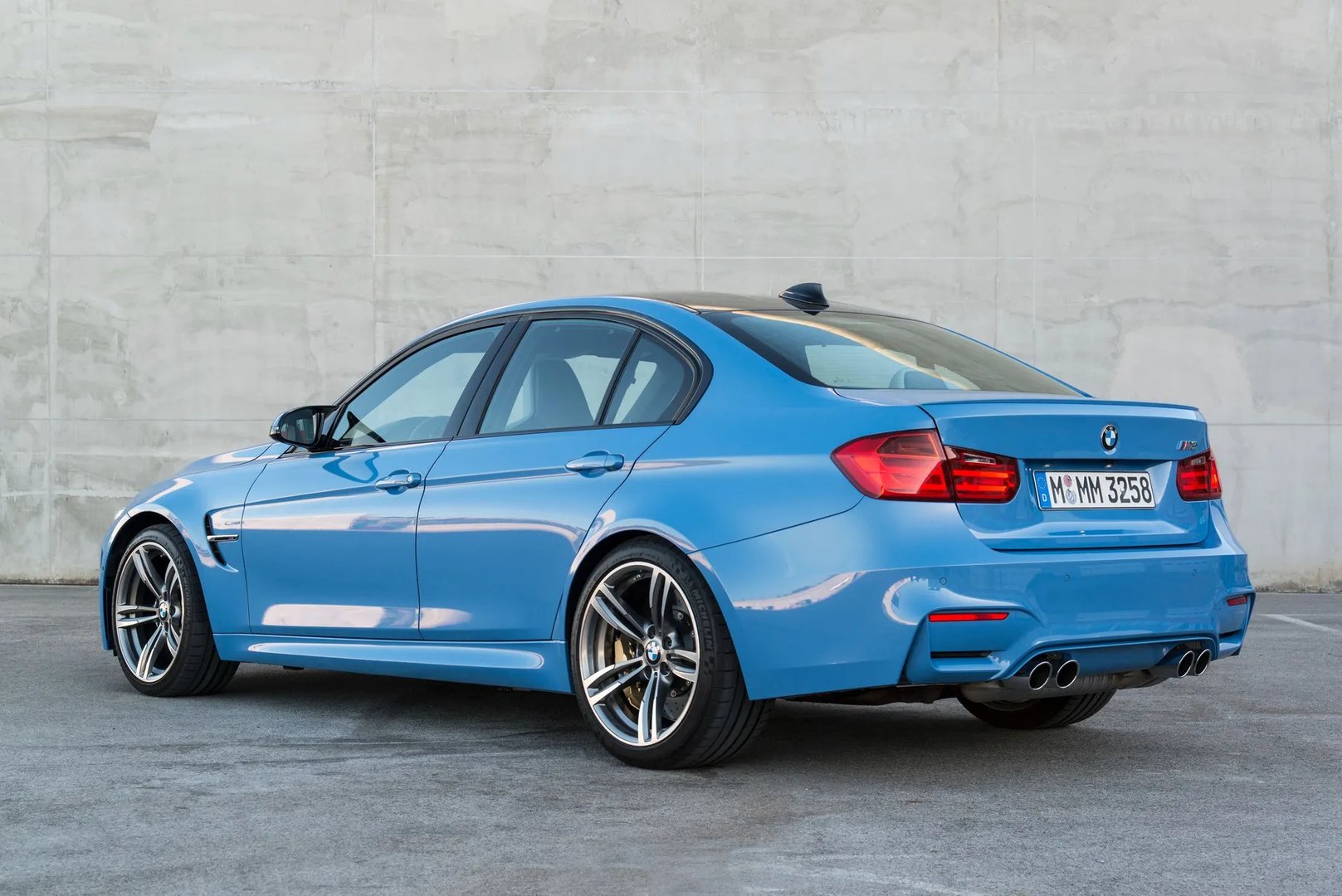 BMW_M3_5_generation__Sedan__12.jpg