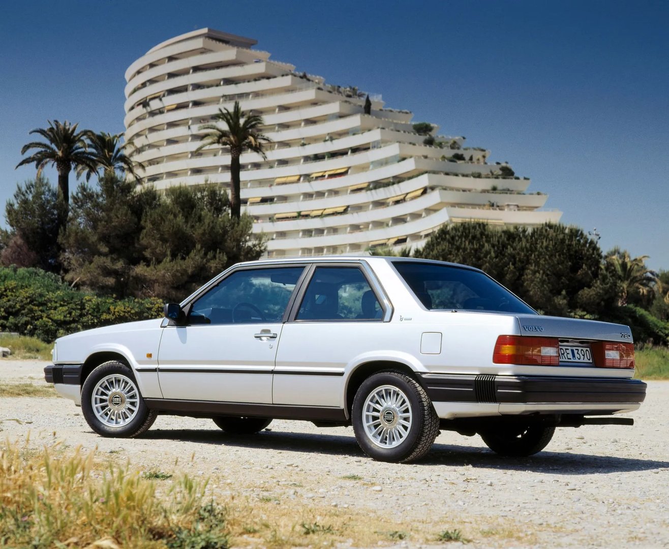 Volvo_780_1_generation__Sedan_2-doors__5.jpg