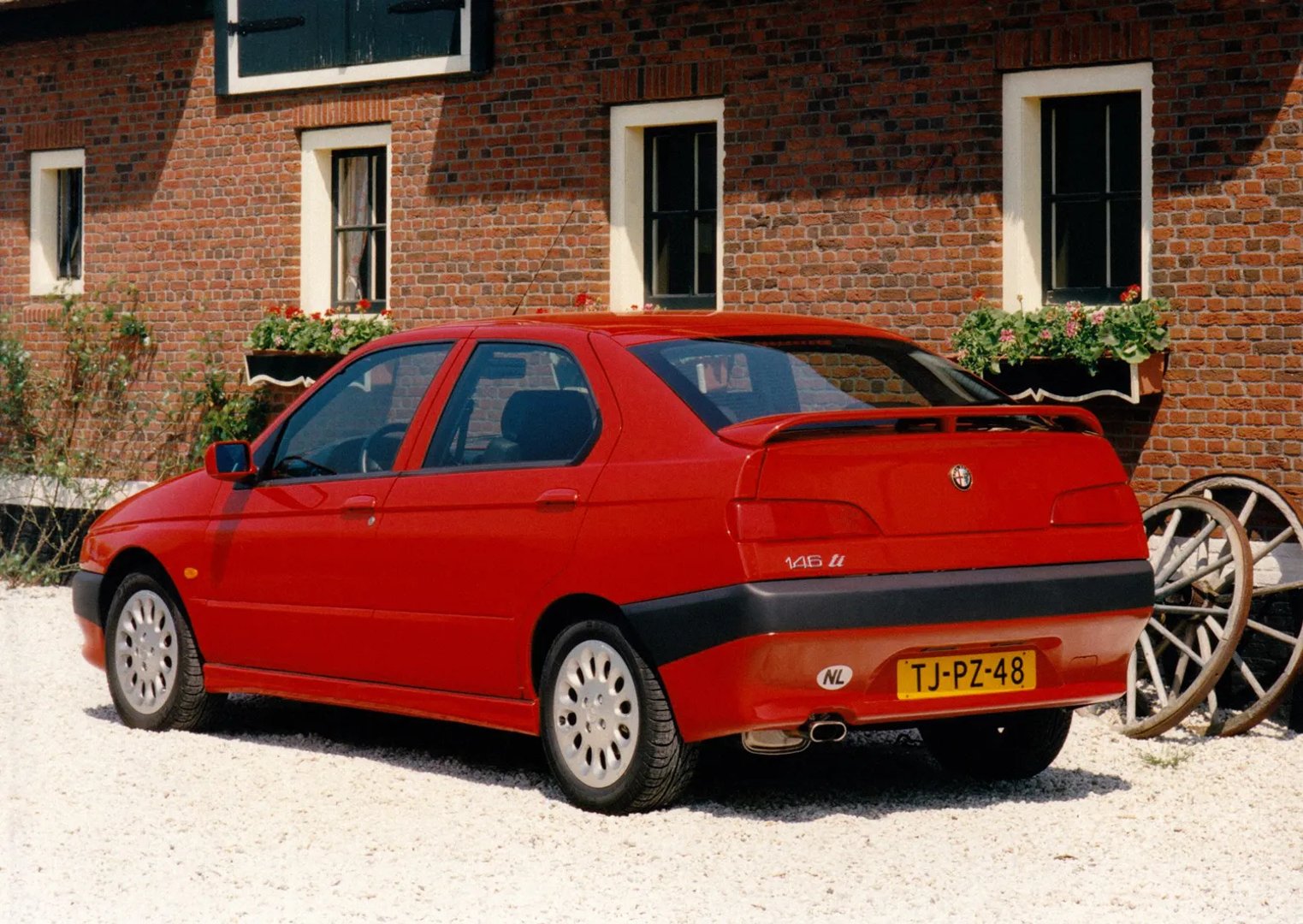 Alfa Romeo_146_1_generation__Hatchback_5-door__2.jpg