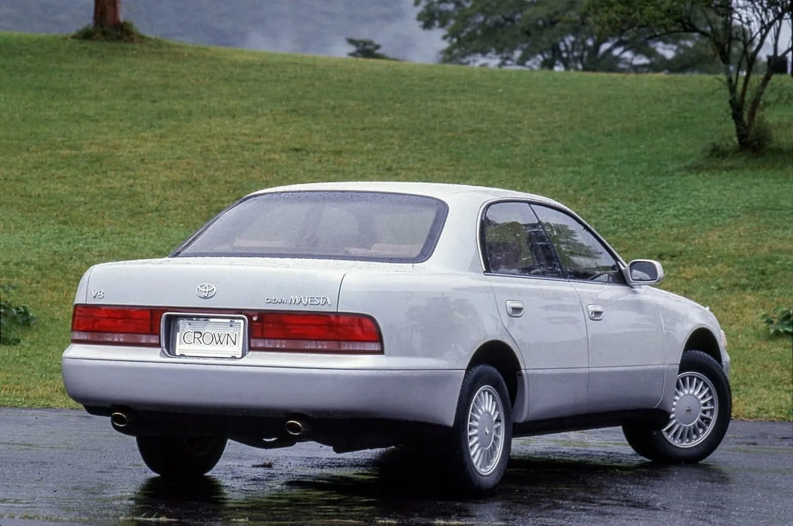 Toyota_Crown_Majesta_1_generation__Sedan__2.jpg