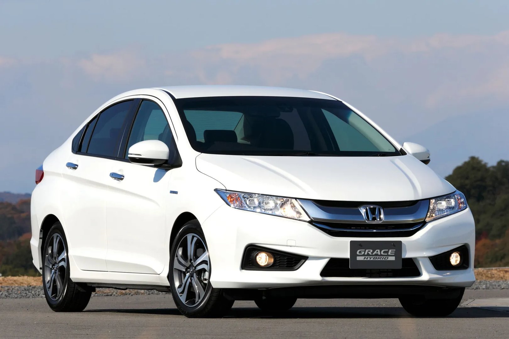 Honda_Grace_1_generation__Sedan__4.jpg