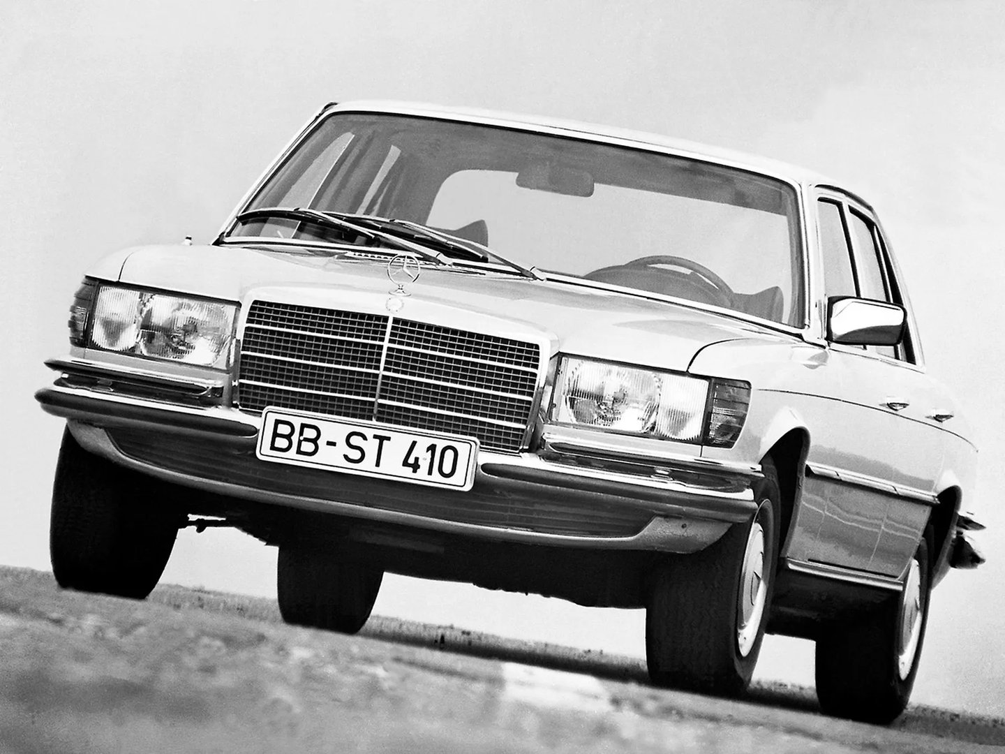 Mercedes_S-Class_1_generation__Sedan__4.jpg