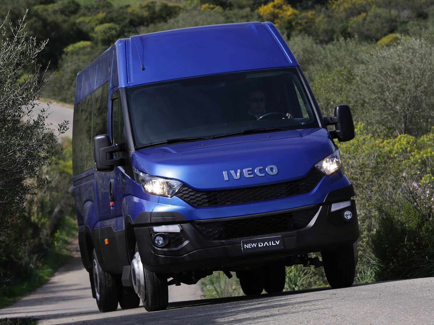 iveco_Daily_2_generation_restyling_2__Minibus__11.jpg