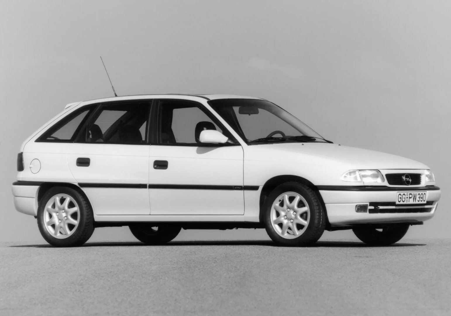 Opel_Astra_1_generation_restyling_1__Hatchback_5-door__9.jpg