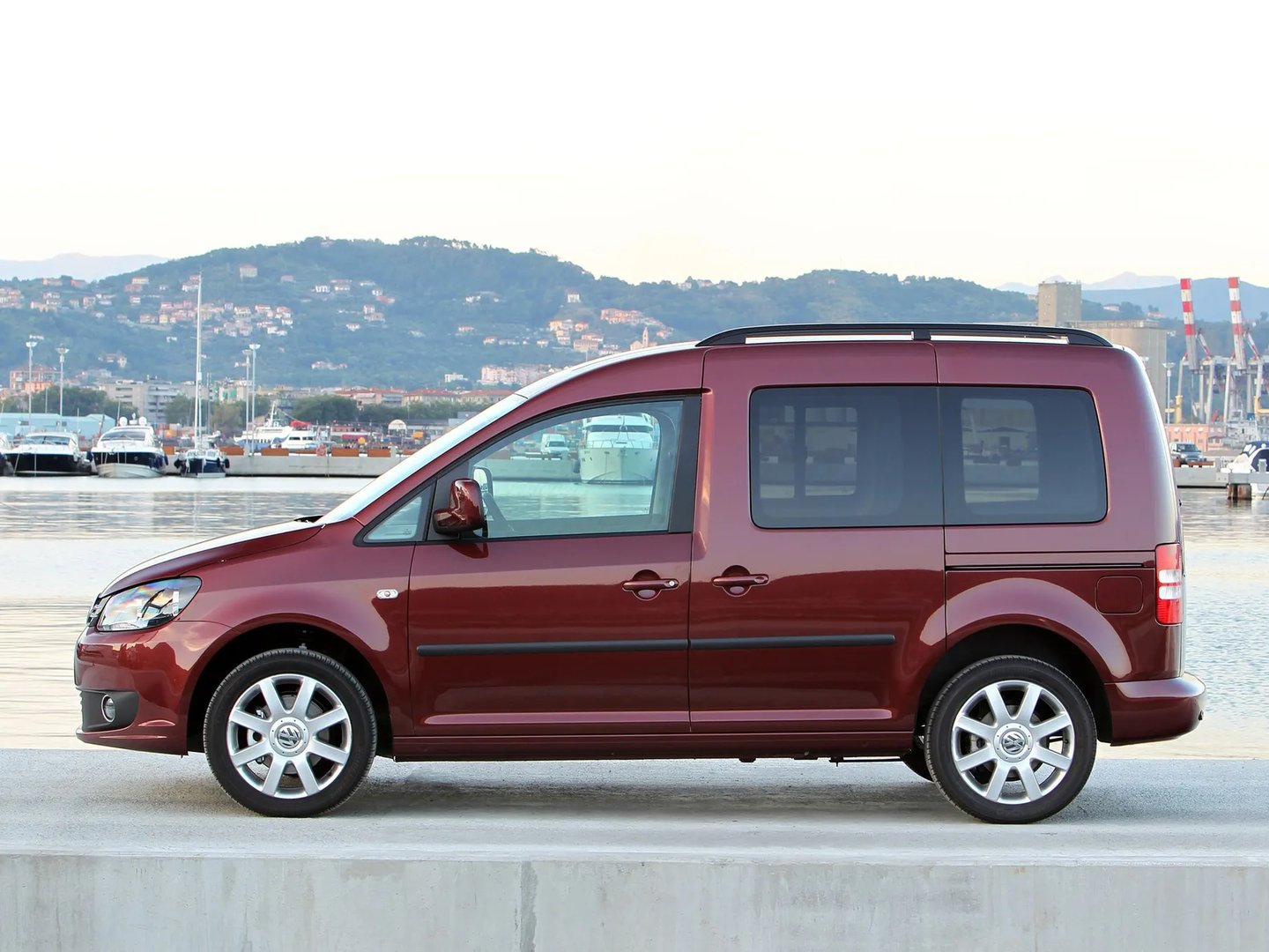 Volkswagen_Caddy_3_generation_restyling__Compact_Van__8.jpg