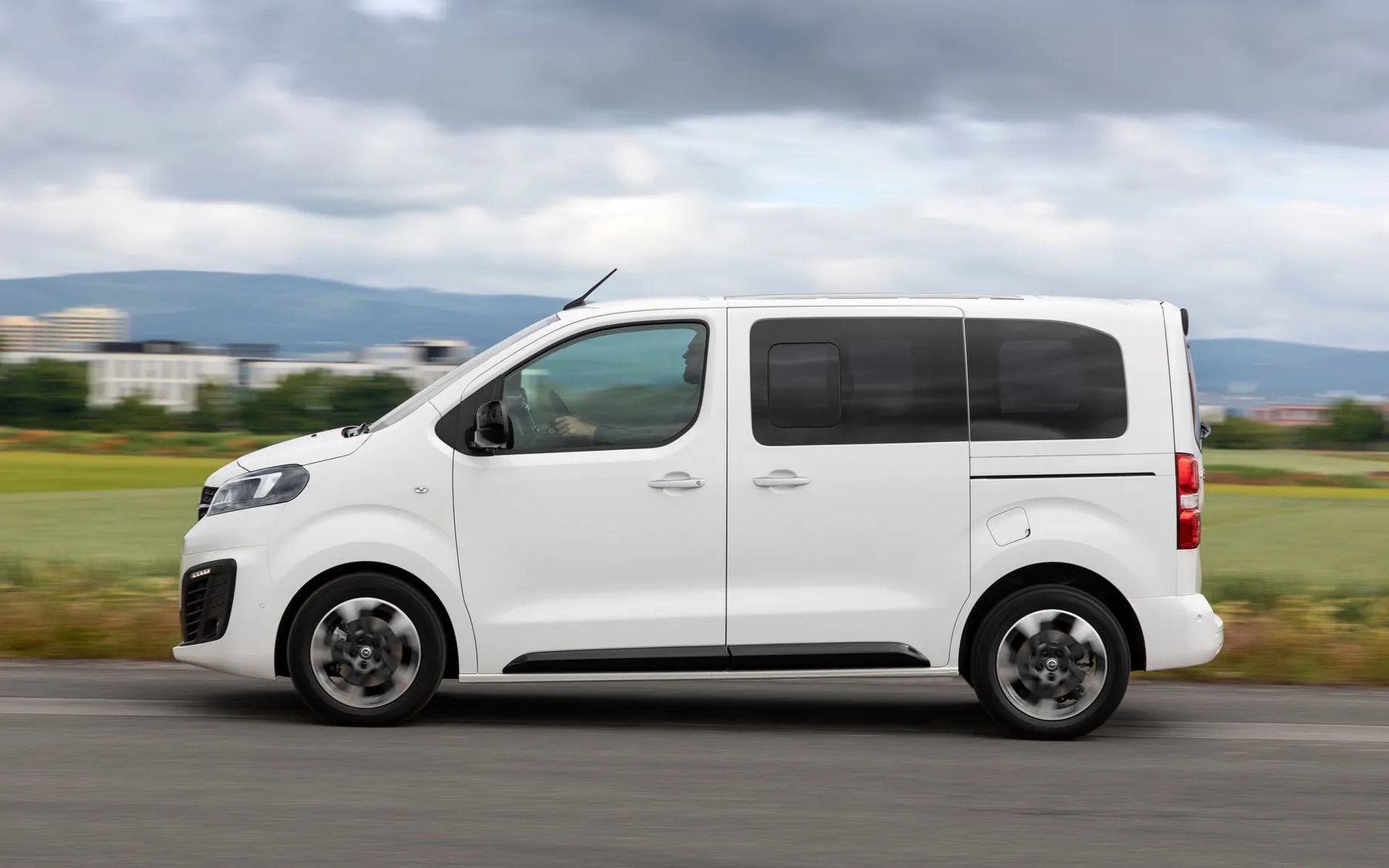 Opel_Zafira_Life_1_generation__Minivan_Short__5.jpg