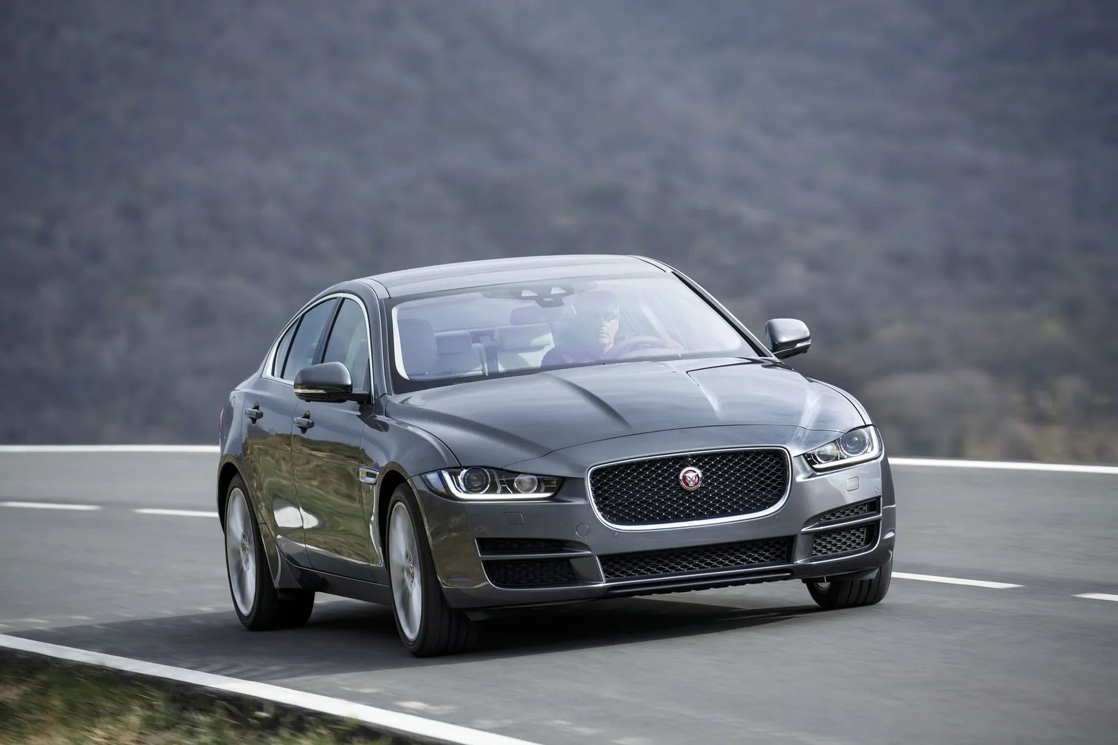 Jaguar_XE_1_generation__Sedan__5.jpg