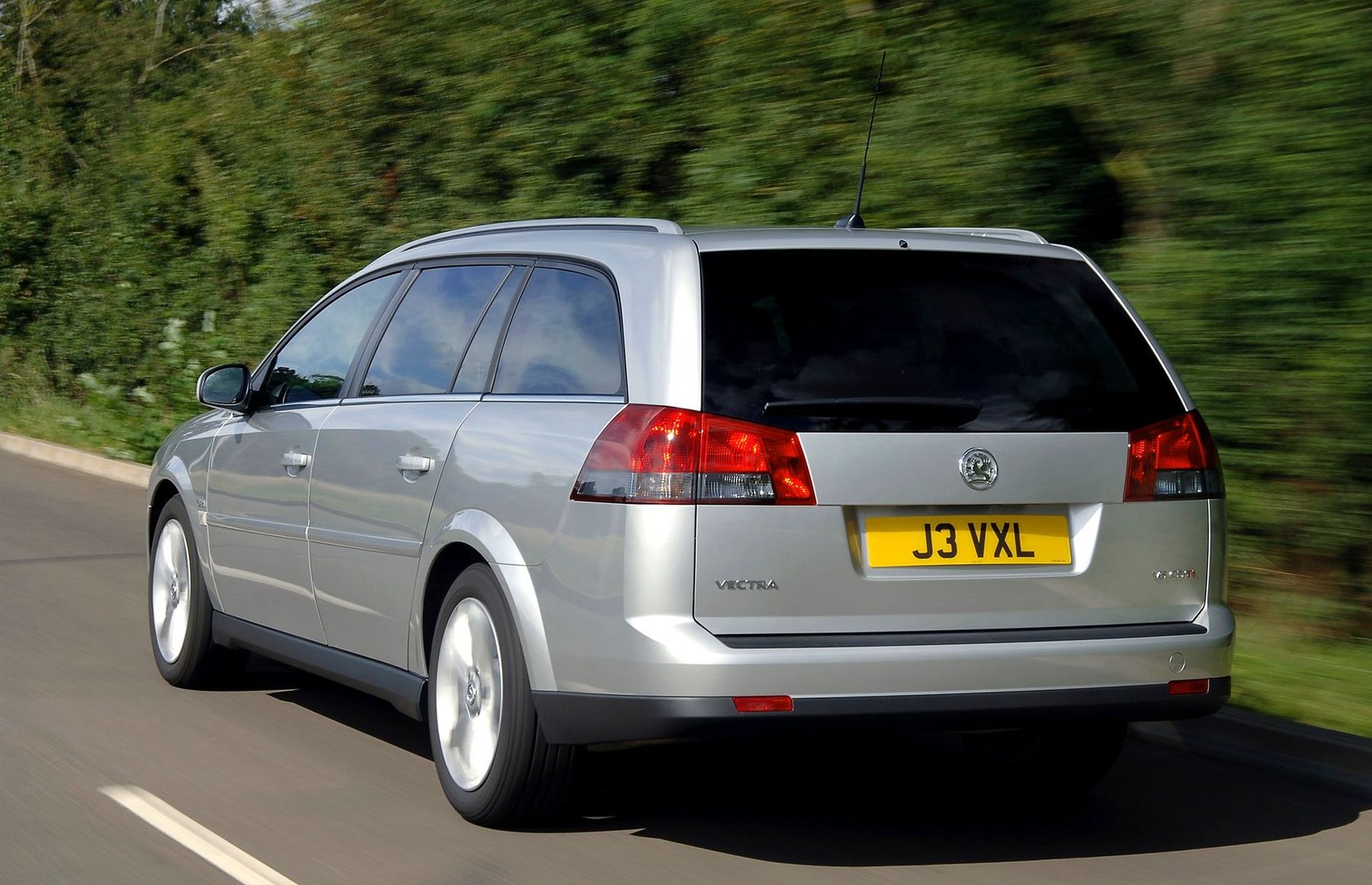 vauxhall_Vectra_3_generation__Estate_5-door__3.jpg
