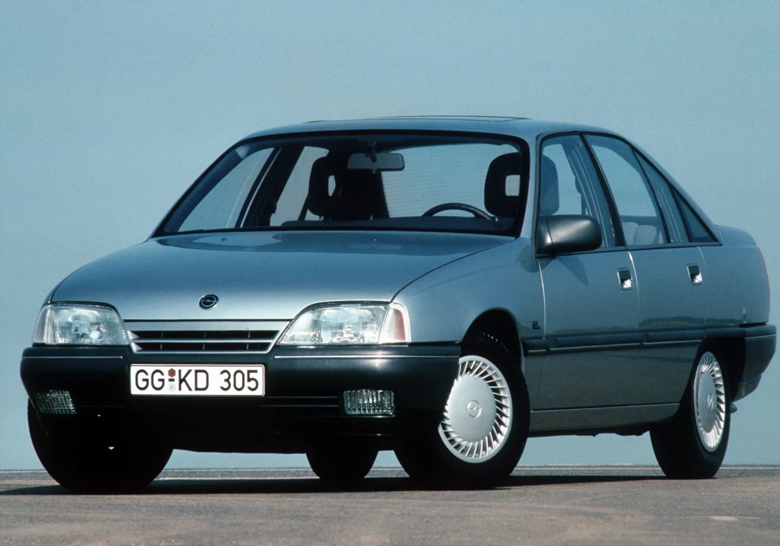 Opel_Omega_1_generation__Sedan__6.jpg