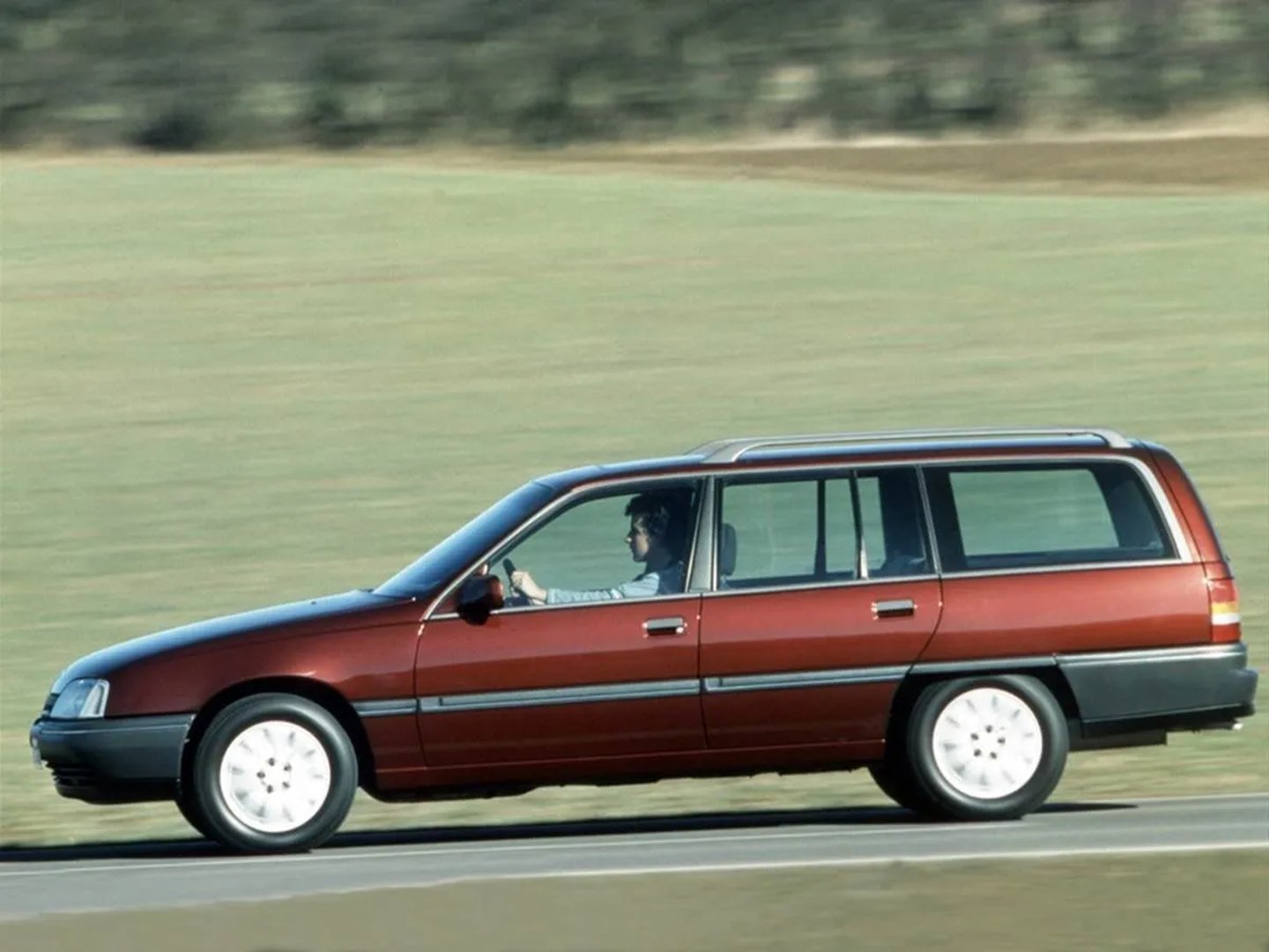 Chevrolet_Omega_1_generation__Estate_5-door__1.jpg
