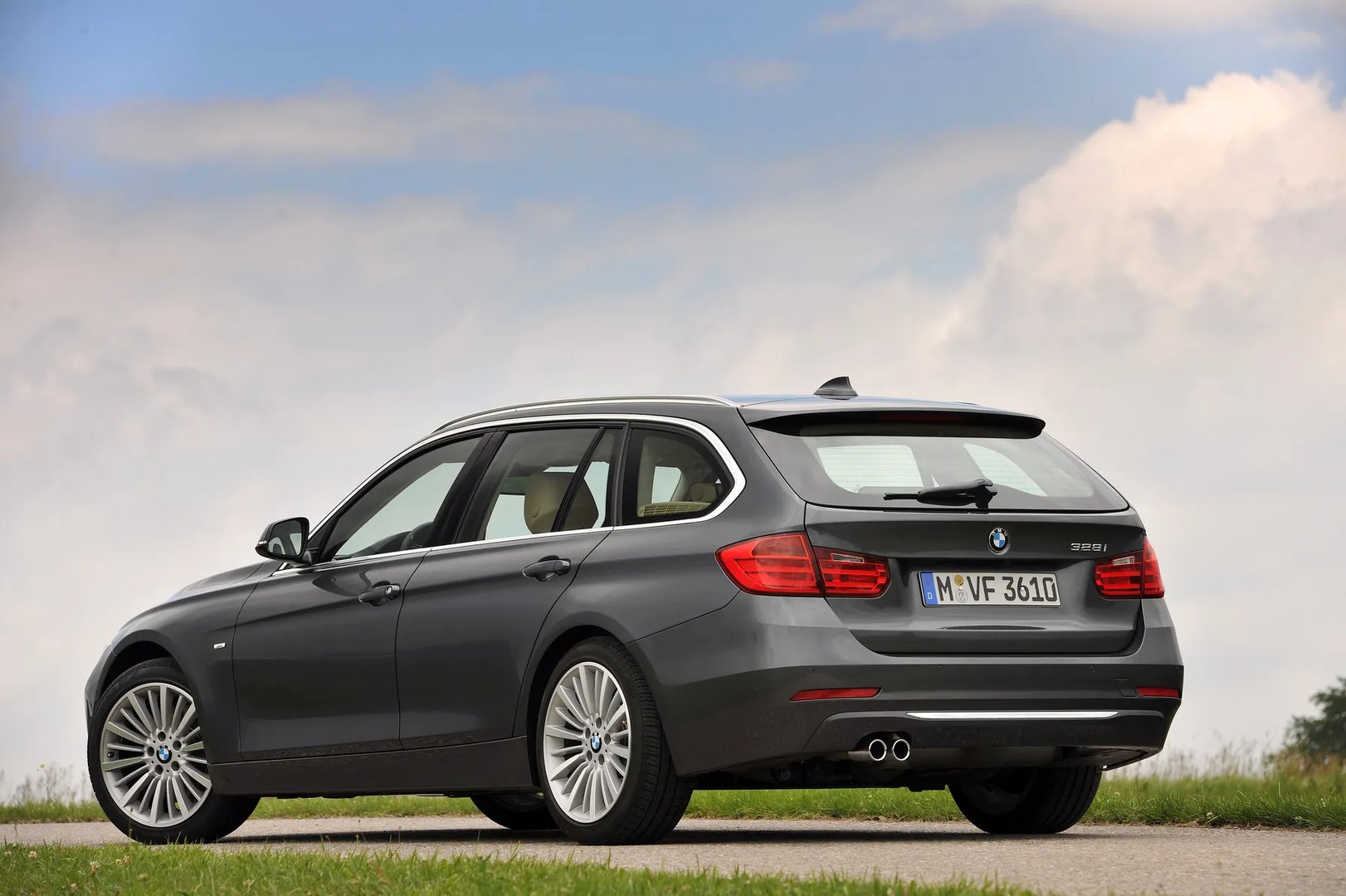 BMW_3_series_6_generation__Estate_5-door__7.jpg