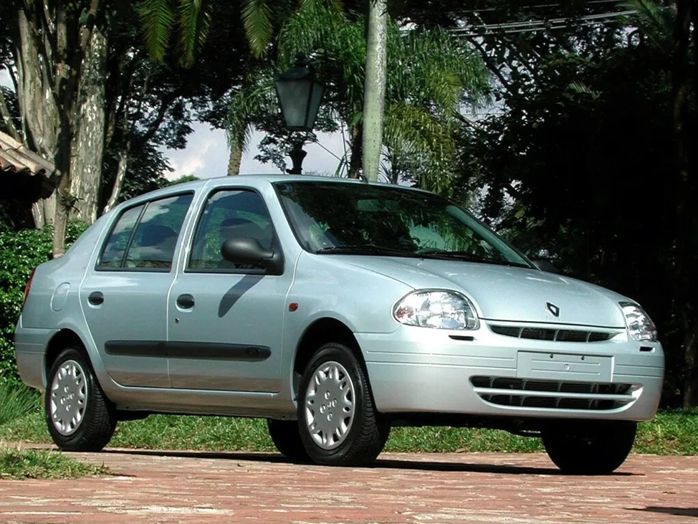 Renault_Clio_2_generation__Sedan__8.jpg