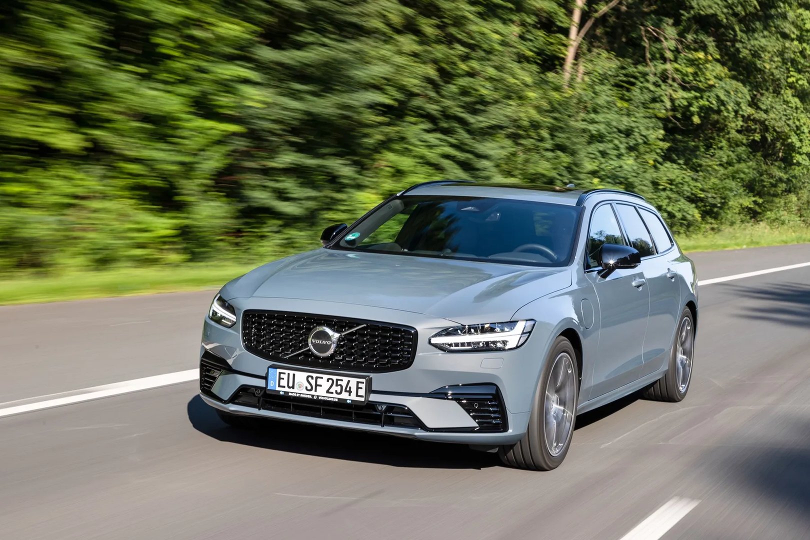 Volvo_V90_2_generation_restyling_1__Estate_5-door__3.jpg