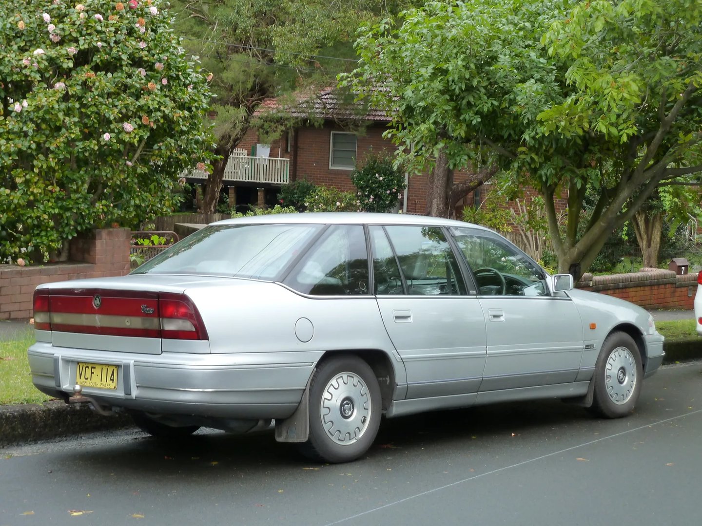 Holden_Caprice_1_generation__Sedan__4.jpg