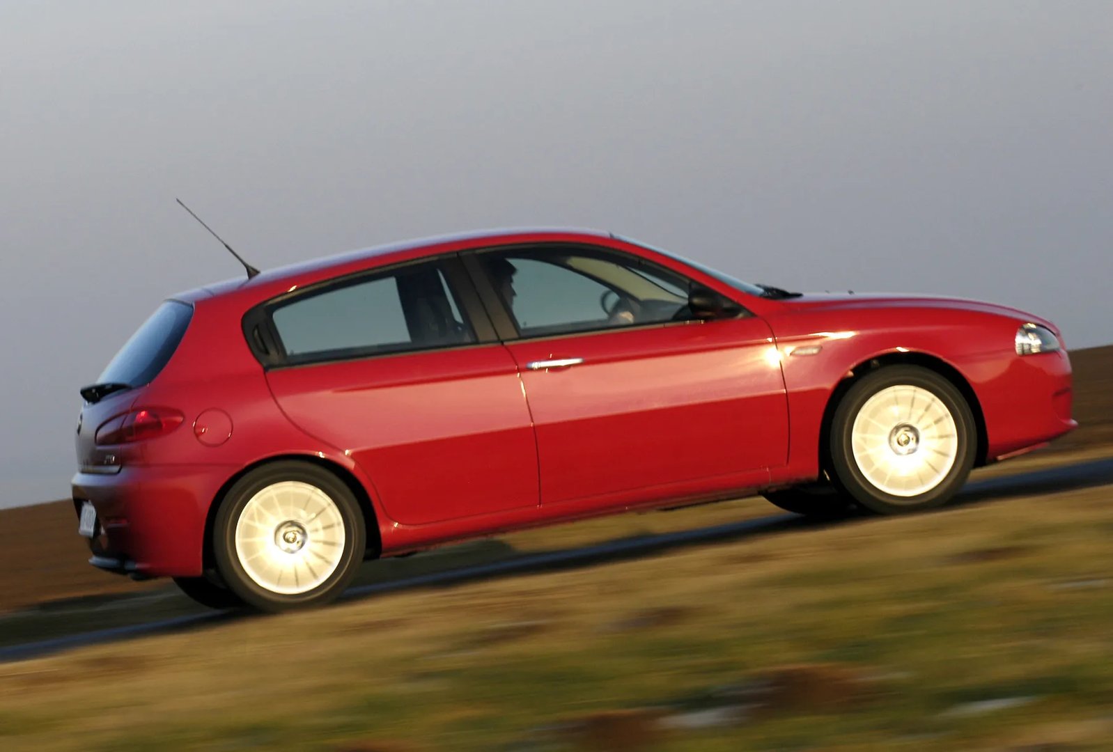 Alfa Romeo_147_1_generation_restyling__Hatchback_5-door__3.jpg