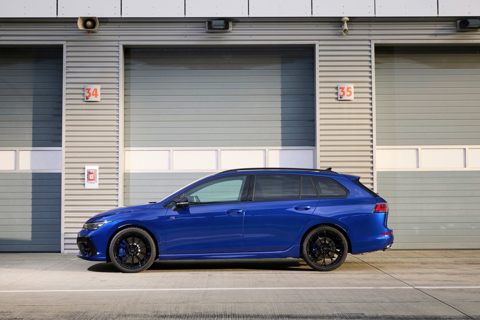 volkswagen_Golf_R_8_generation_restyling__Estate_5-door__5.jpg
