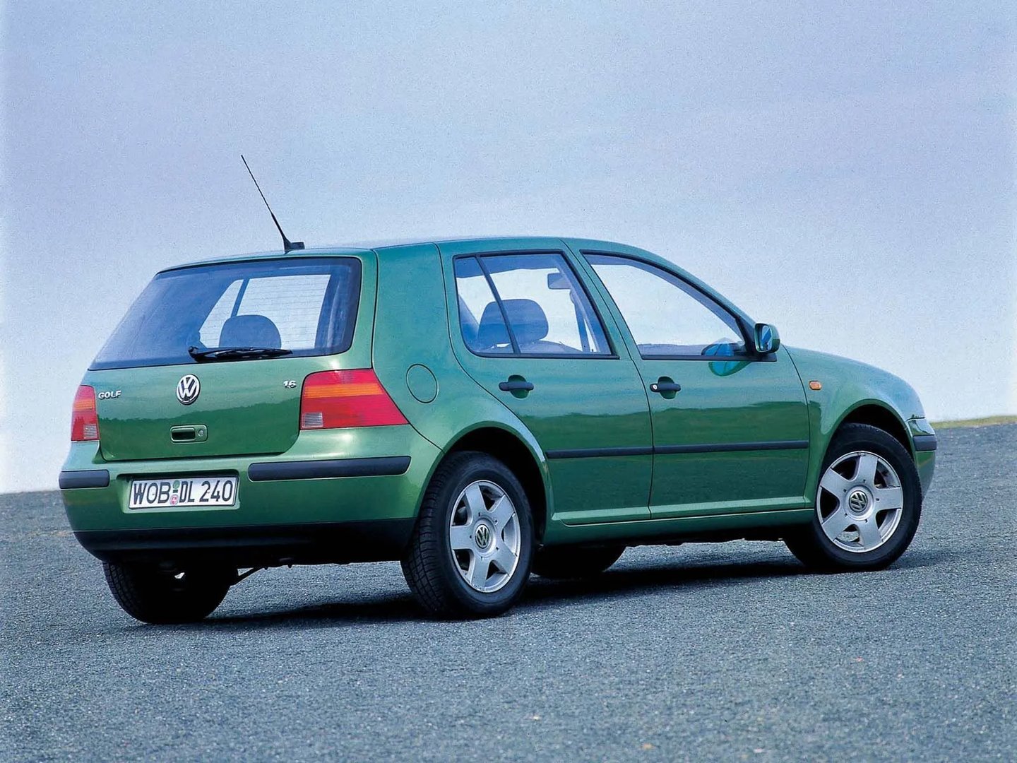 Volkswagen_Golf_4_generation__Hatchback_5-door__1.jpg