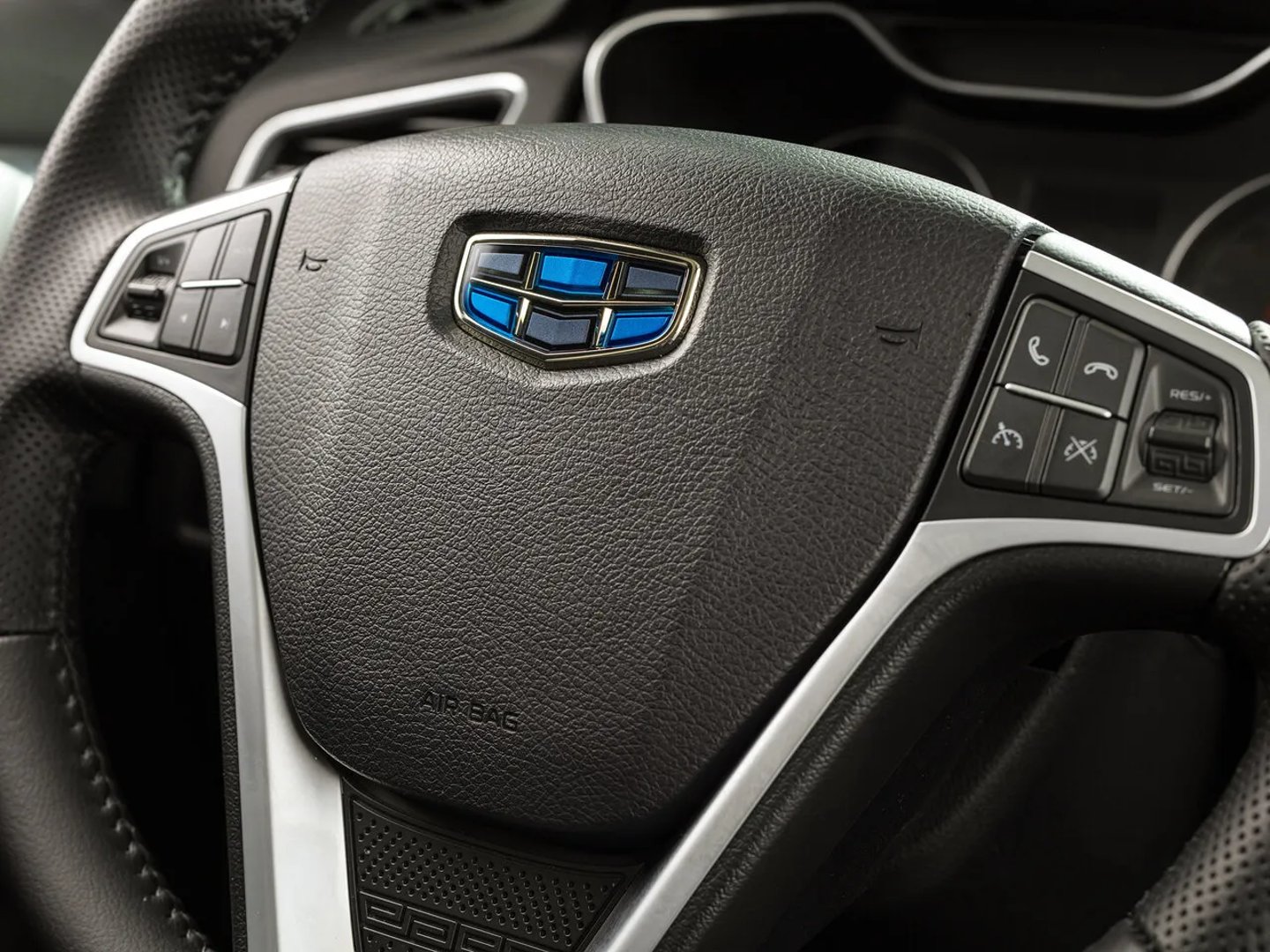 Geely_Emgrand_X7_1_generation_restyling_2__SUV_5-doors__4.jpg