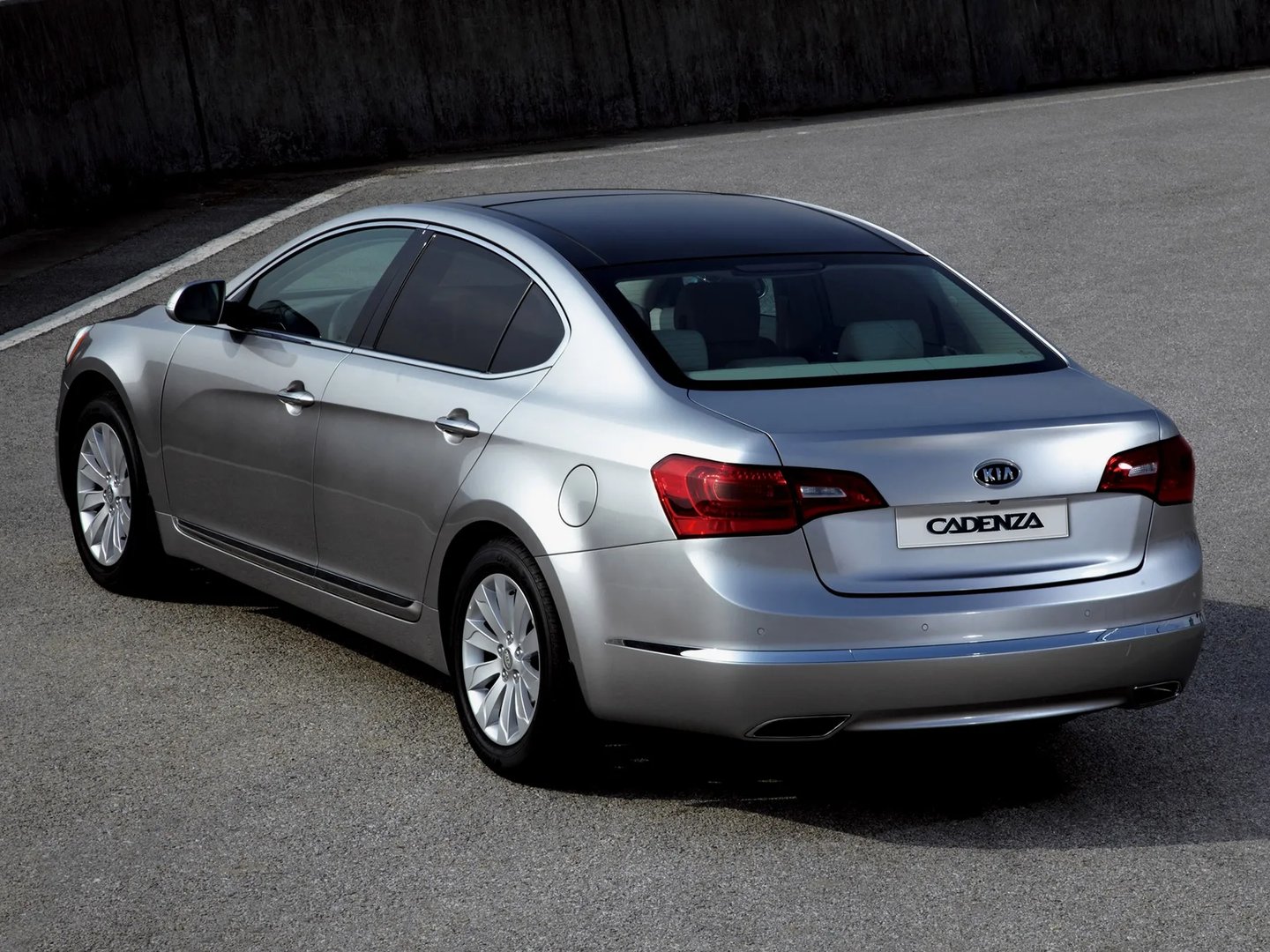 Kia_Cadenza_1_generation__Sedan__13.jpg