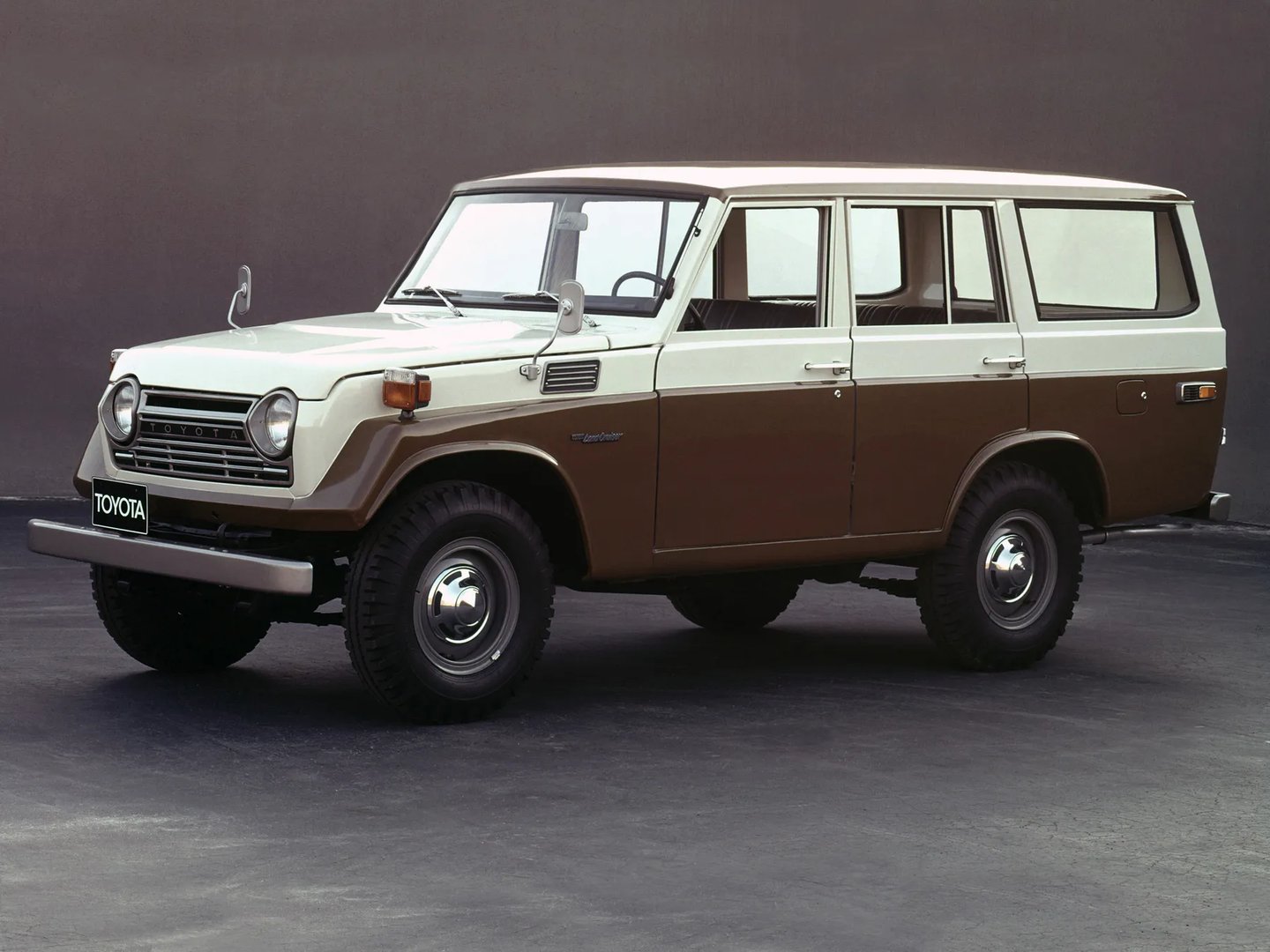 Toyota_LC_6_generation__SUV_5-doors__4.jpg