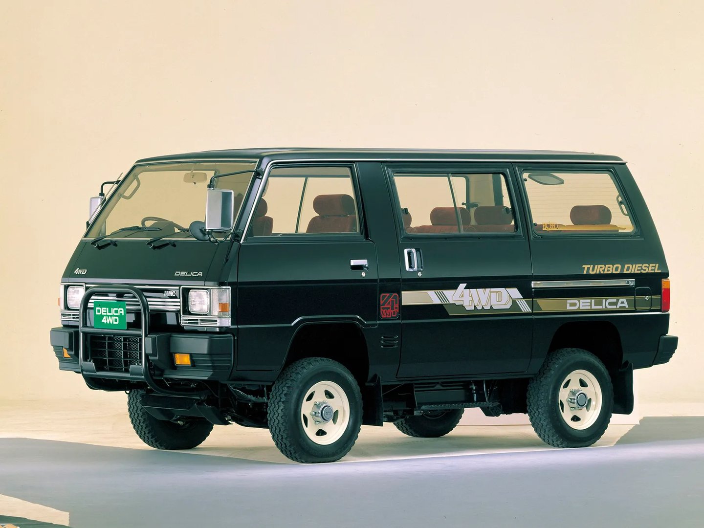 Mitsubishi_Delica_2_generation__Minivan__5.jpg