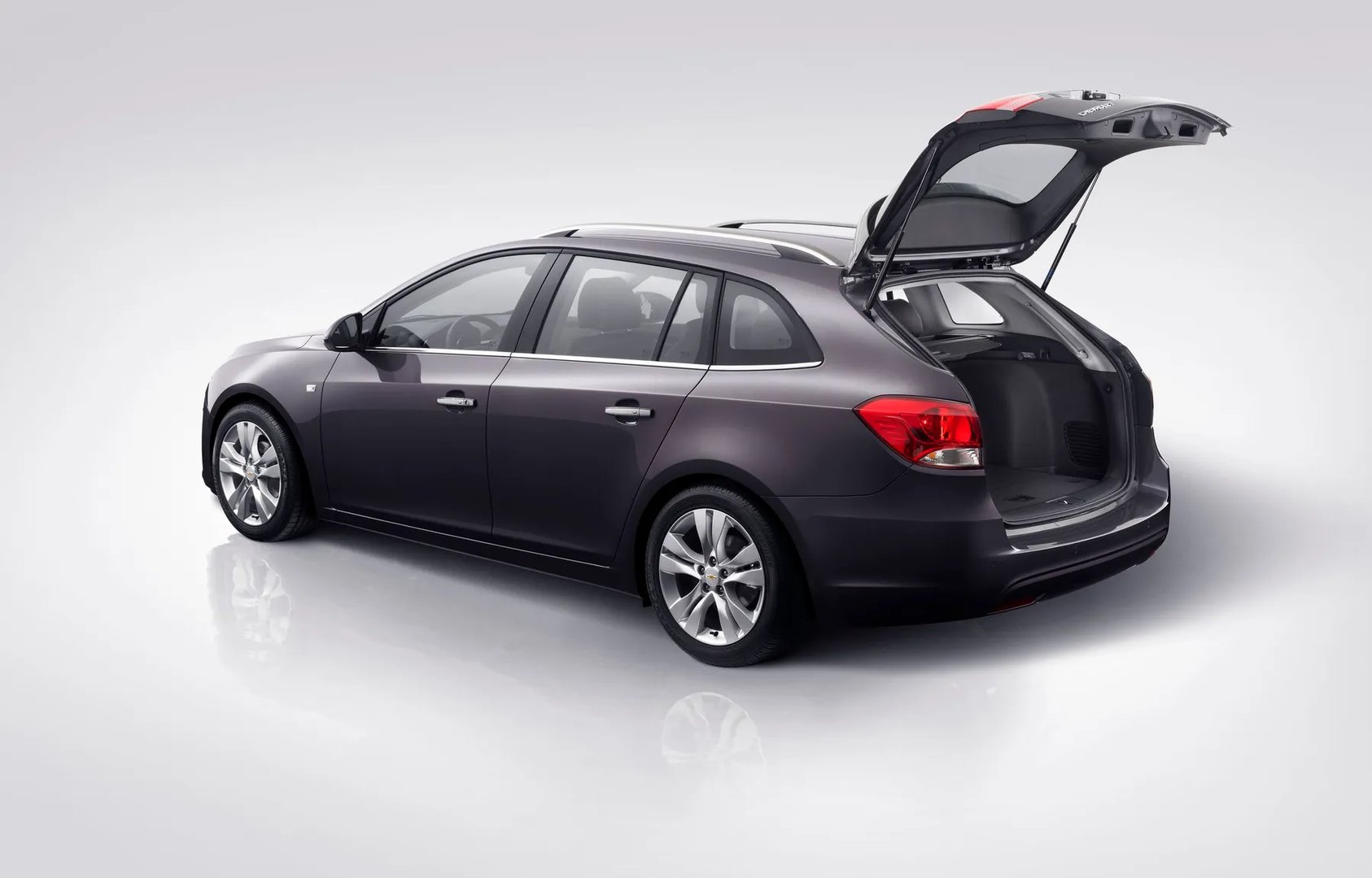 Chevrolet_Cruze_1_generation__Estate_5-door__3.jpg