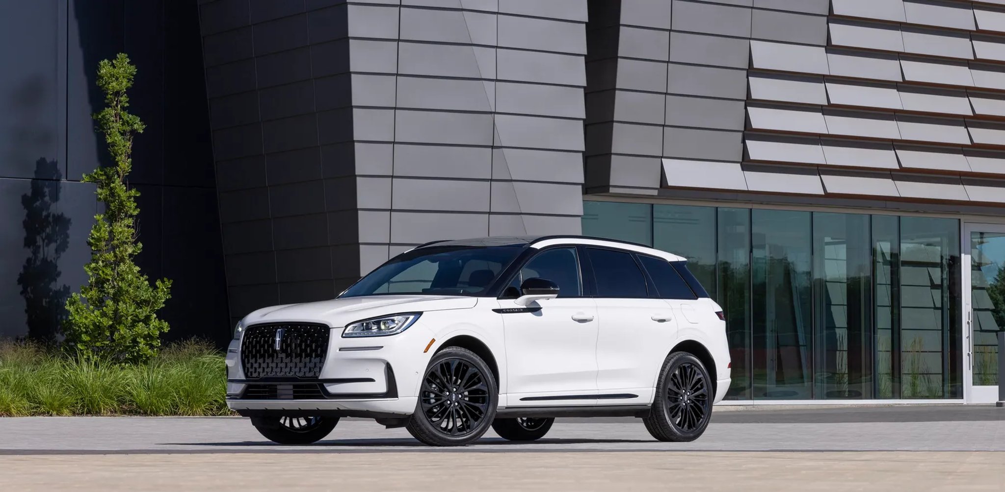 Lincoln_Corsair_1_generation_restyling_1__SUV_5-doors__2.jpg