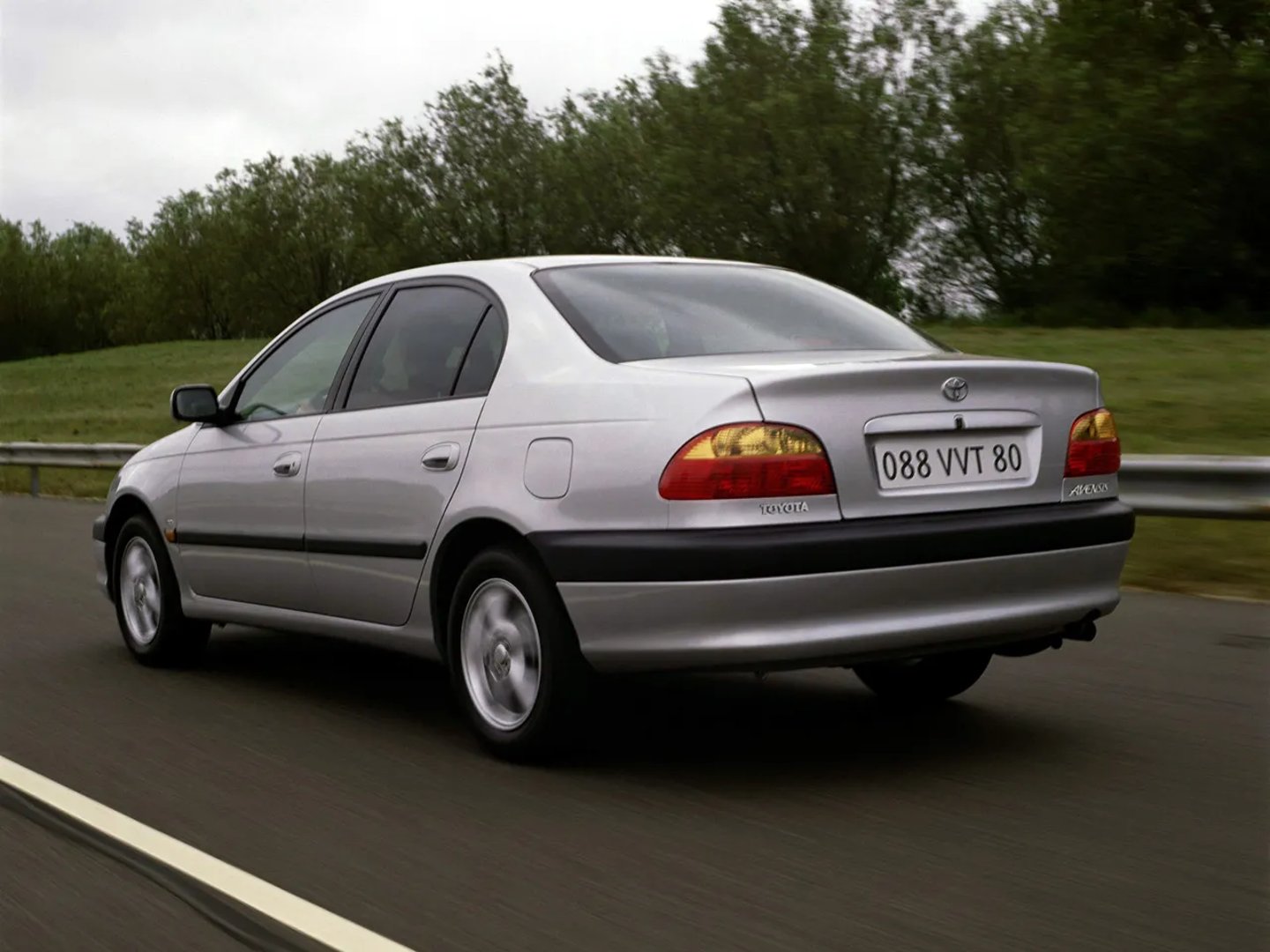 Toyota_Avensis_1_generation_restyling__Sedan__7.jpg