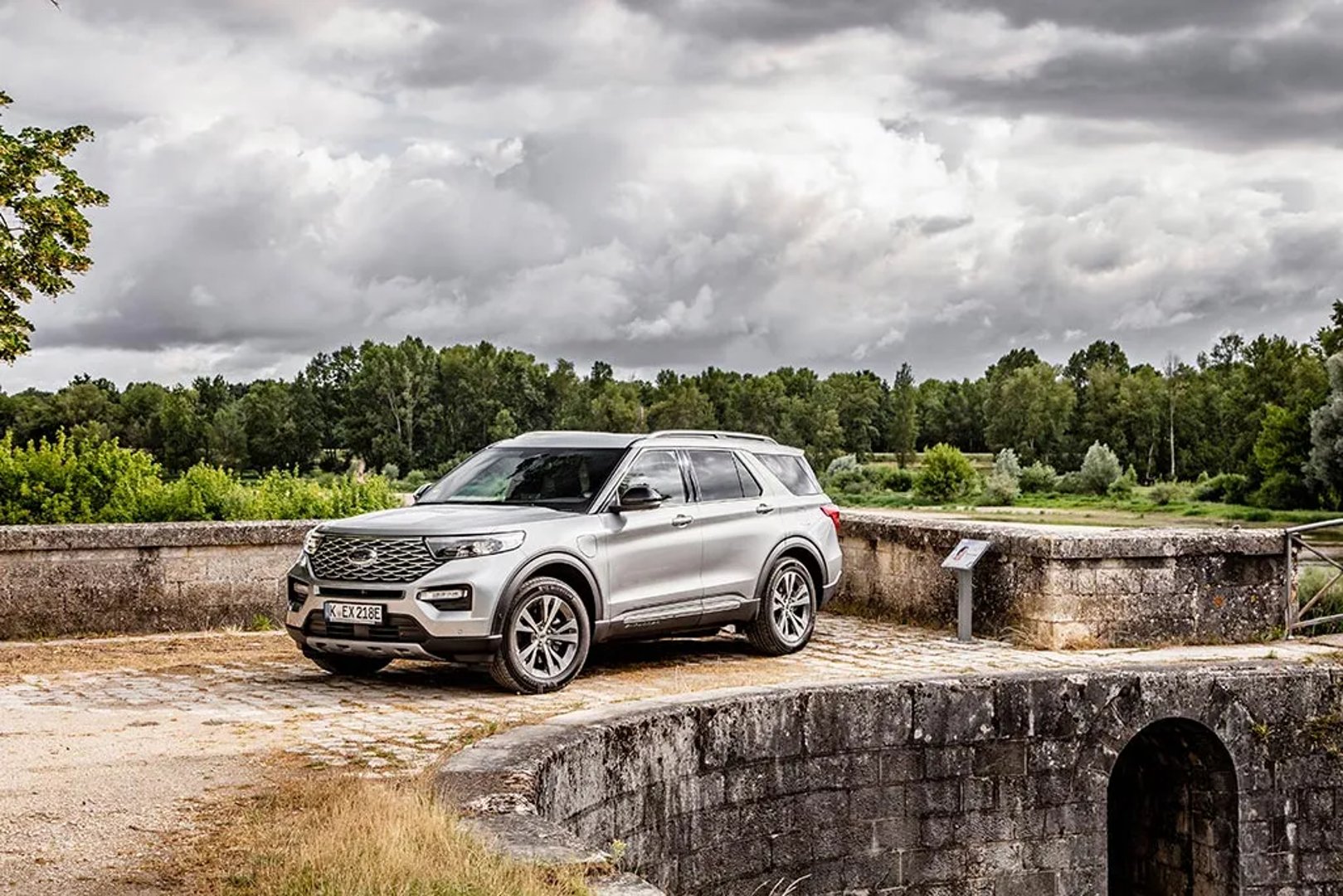 Ford_Explorer_6_generation__SUV_5-doors__1.jpg