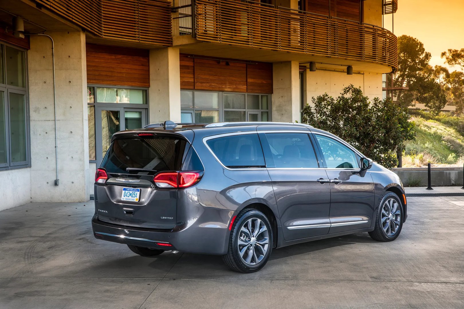 Chrysler_Pacifica_2_generation__Minivan__8.jpg