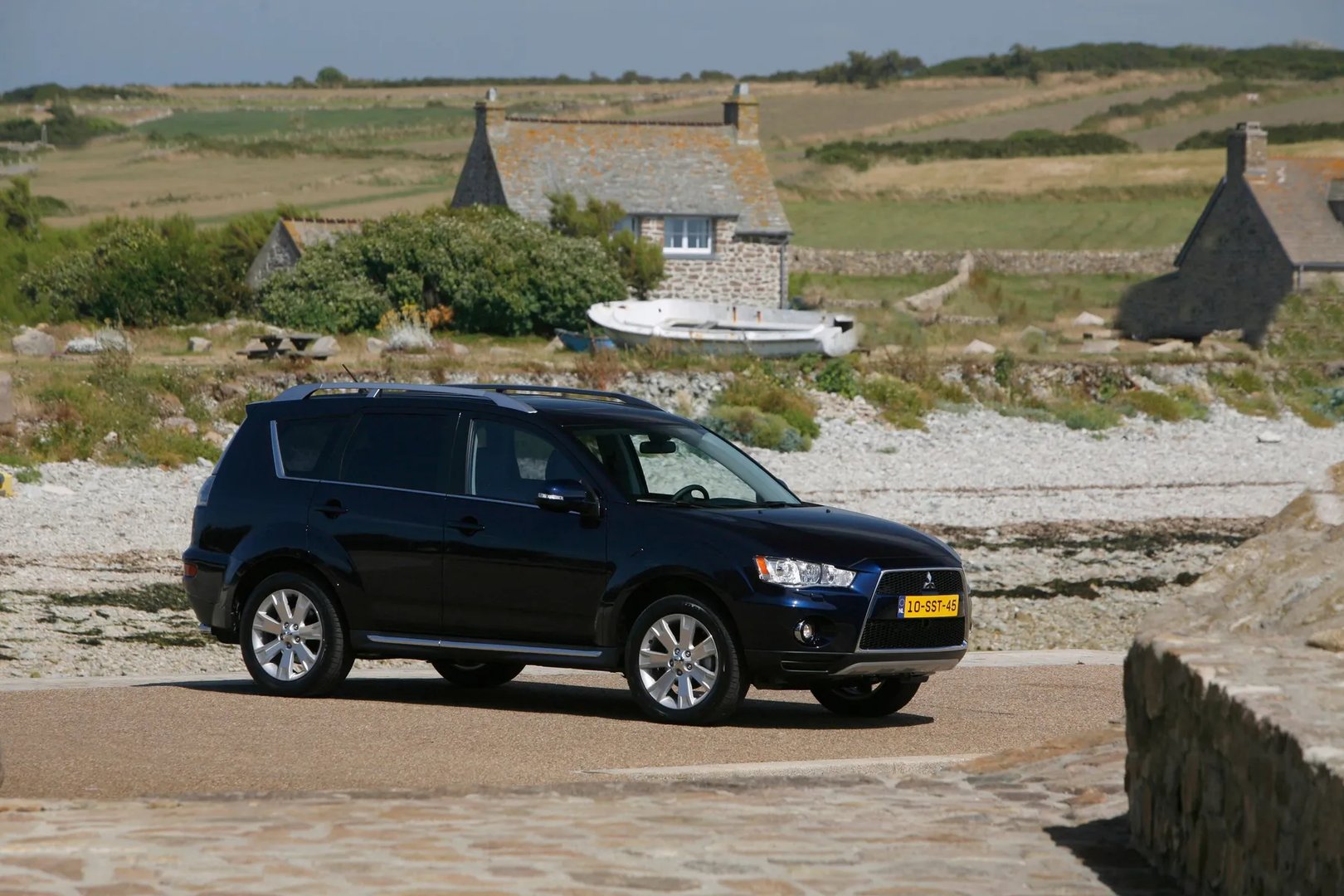 Mitsubishi_Outlander_2_generation_restyling__SUV_5-doors__3.jpg