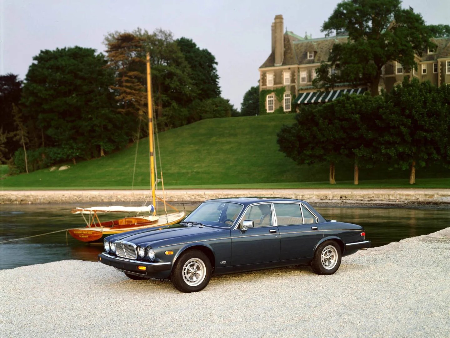 Jaguar_XJ_1_generation_restyling_2__Sedan__3.jpg