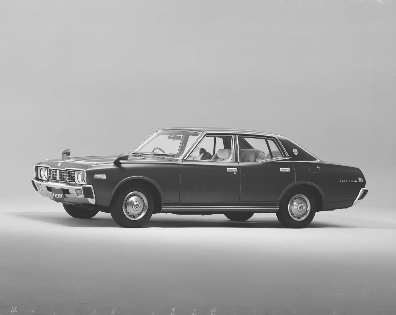 Nissan_Cedric_4_generation__Sedan__8.jpg