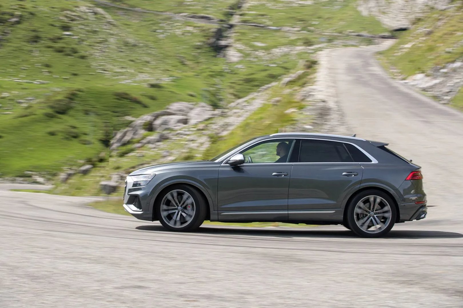 Audi_SQ8_1_generation__SUV_5-doors__1.jpg