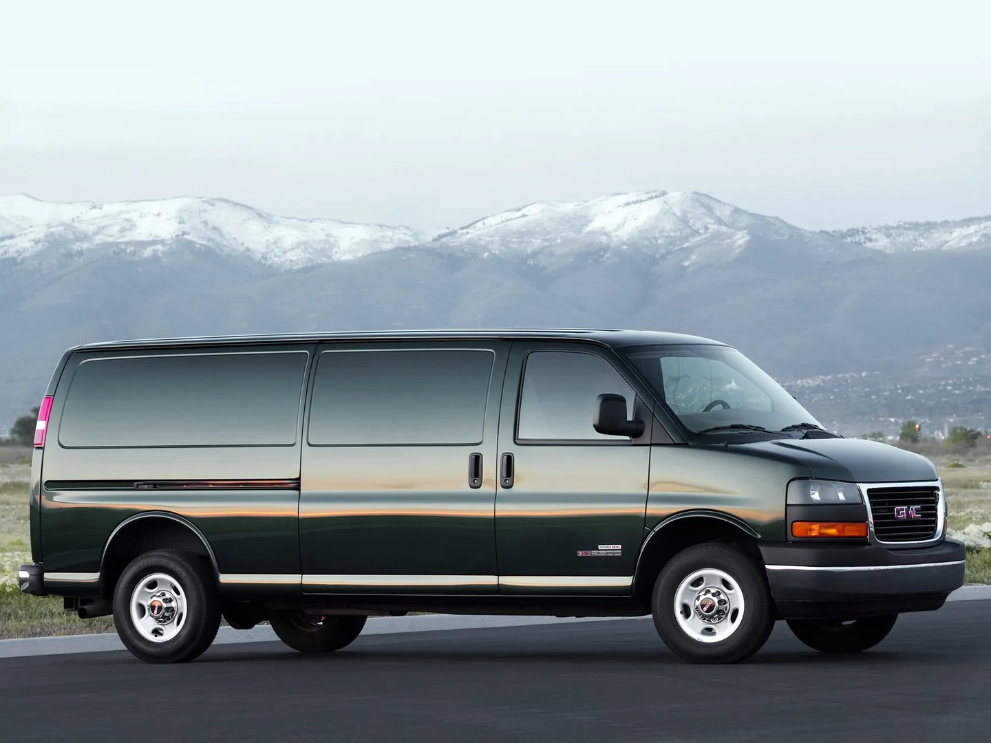 GMC_Savana_2_generation__Van__2.jpg