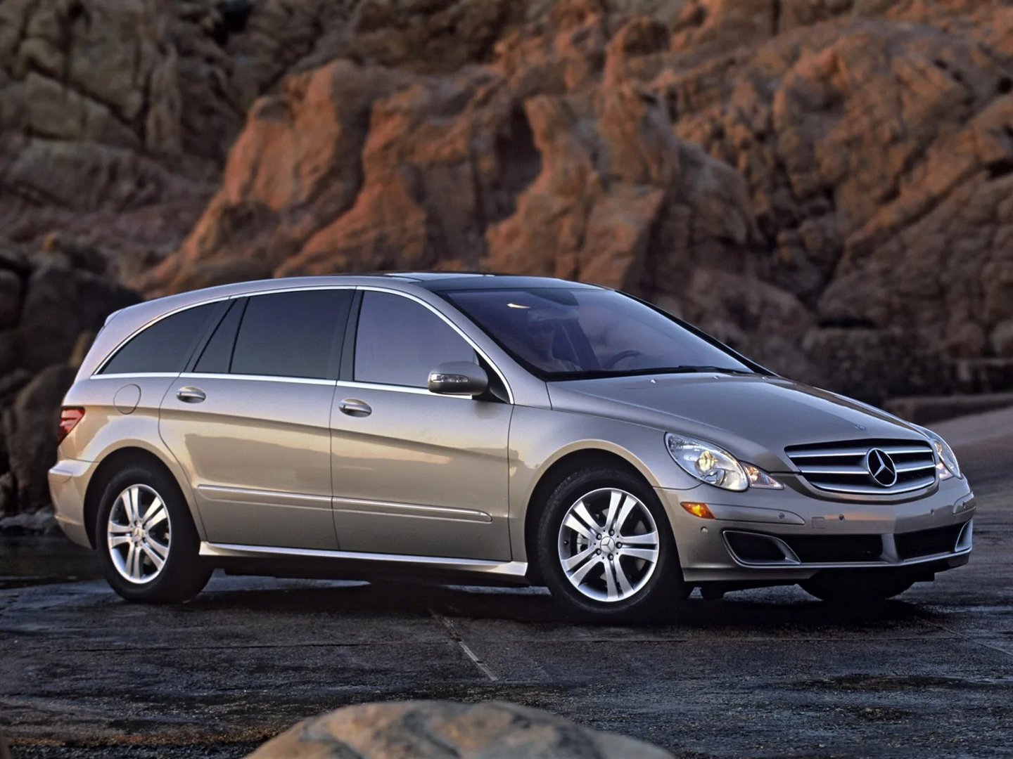 Mercedes_R-Class_1_generation__Minivan__6.jpg